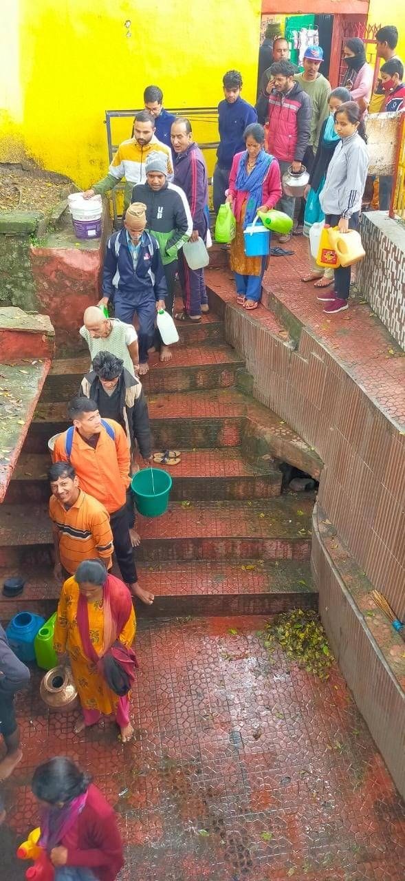अल्मोड़ा के पलटन बाजार में पानी नहीं आने से सुबह से लगी सिद्ध नौला में पानी भरने वालों की कतार। सा? अल्मोड़ा के पलटन बाजार में पानी नहीं आने से सुबह से लगी सिद्ध नौला में पानी भरने वालों की कतार। सा?