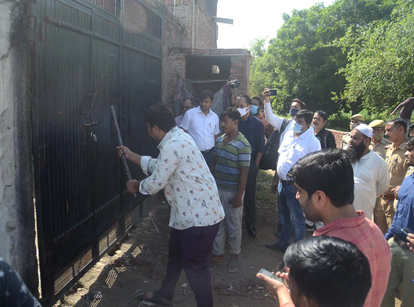 बागपत के पुराना कस्बे स्थित जींस की फैक्ट्री का ताला तुड़वाते एसडीएम अनुभव सिंह व तहसीलदार प्रस? बागपत के पुराना कस्बे स्थित जींस की फैक्ट्री का ताला तुड़वाते एसडीएम अनुभव सिंह व तहसीलदार प्रस?