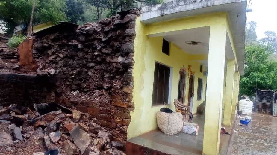 बागेश्वर के मेहनरबुंगा में प्रेम राम के मकान की क्षतिग्रस्त दीवार। विज्ञप्ति