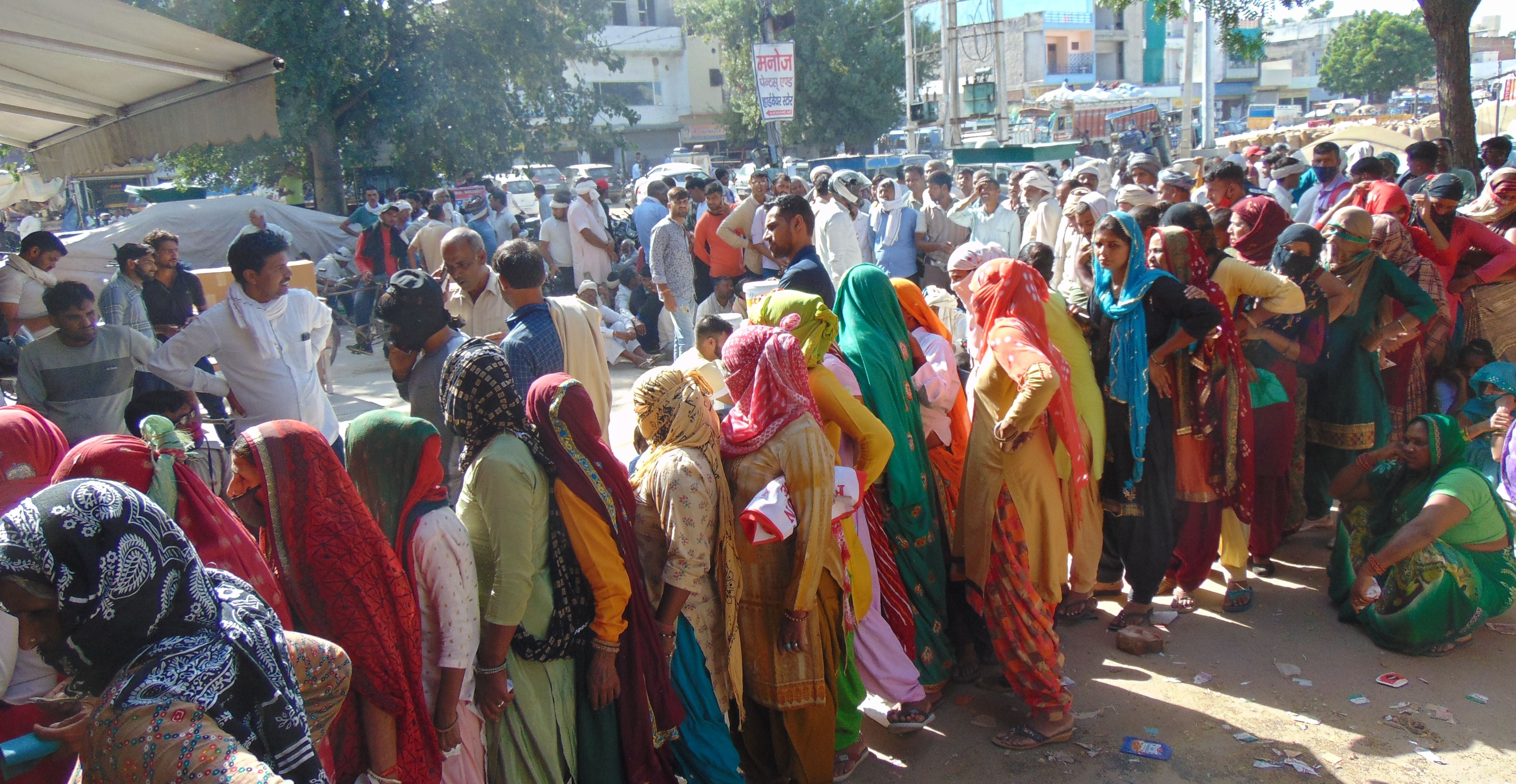 खाद केंद्र के बाहर लगी किसानों और महिलाओं की भीड़। संवाद खाद केंद्र के बाहर लगी किसानों और महिलाओं की भीड़। संवाद