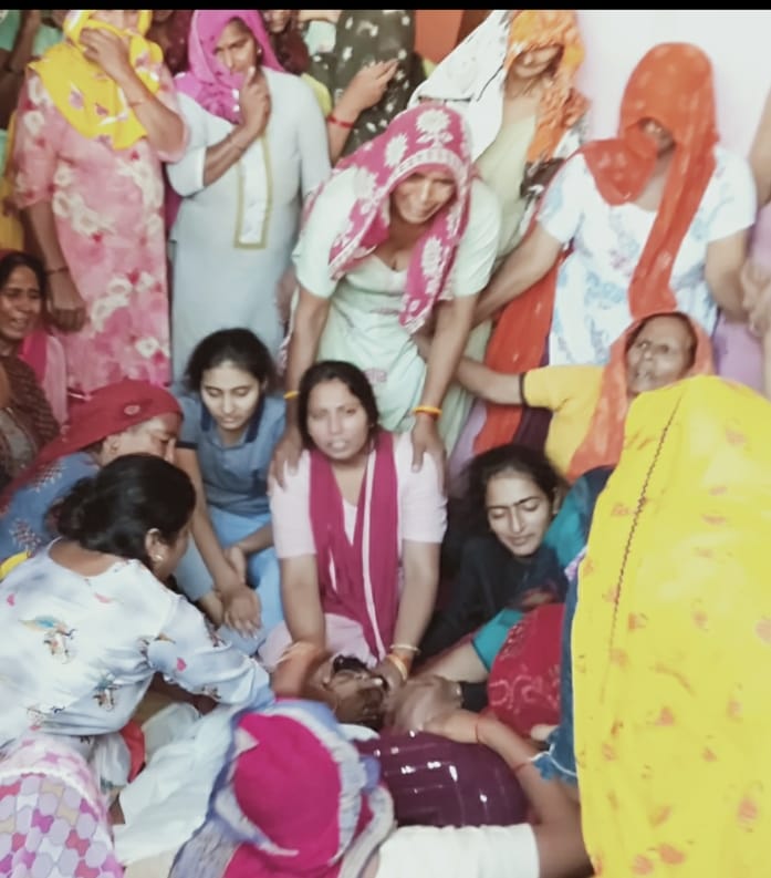 विनयपुर गांव में युवक की मौत के बाद विलाप करते परिजन