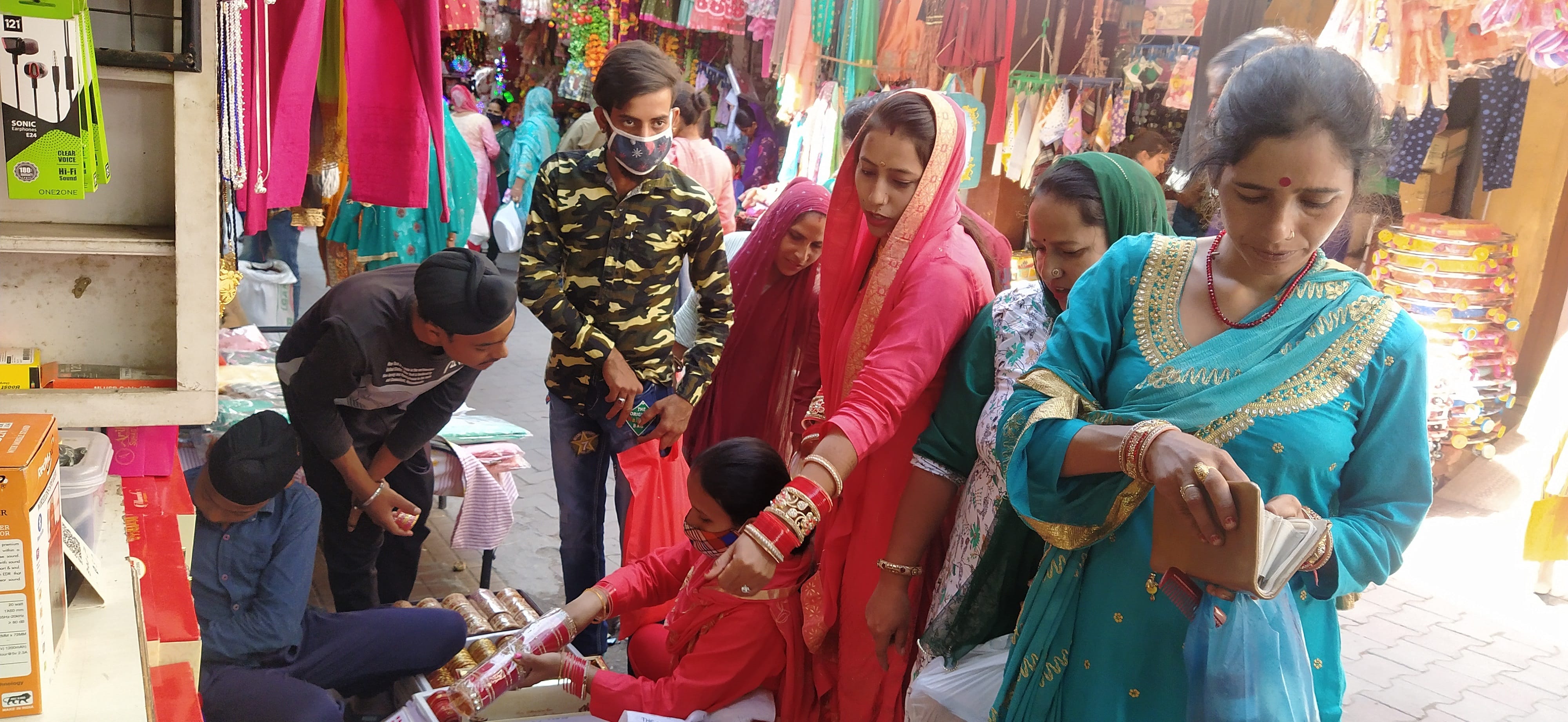 बाजार में करवाचौथ पर सामान खरीदने के लिए उमडी भीड़।