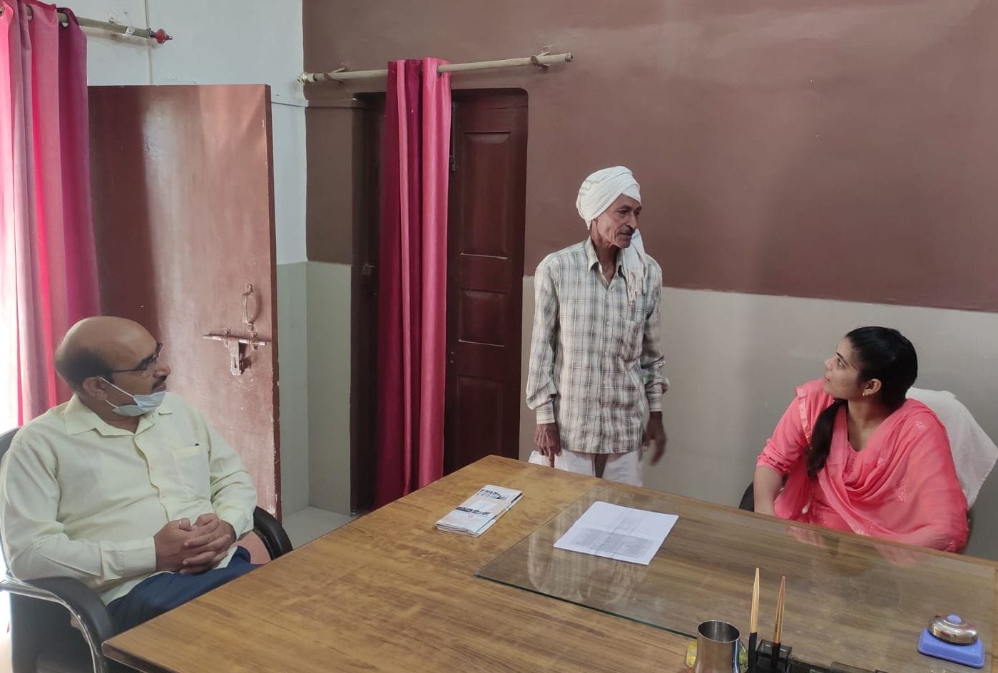 बीडीओ कार्यालय में आए हुसैननगर पट्टी के पुत्तीलाल की आवास की शिकायत सुनती छात्रा शालिनी प्रजापत बीडीओ कार्यालय में आए हुसैननगर पट्टी के पुत्तीलाल की आवास की शिकायत सुनती छात्रा शालिनी प्रजापत