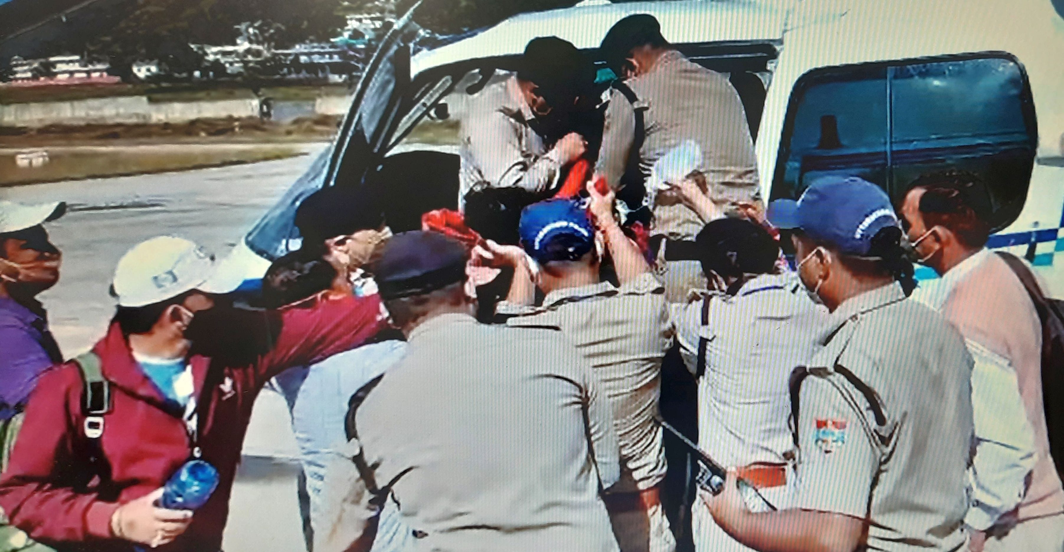 पिथौरागढ़ नैनीसैनी हवाई पट्टी से बीमार व्यक्तियों को हेलिकॉप्टर में ले जाते पुलिस के जवान पिथौरागढ़ नैनीसैनी हवाई पट्टी से बीमार व्यक्तियों को हेलिकॉप्टर में ले जाते पुलिस के जवान