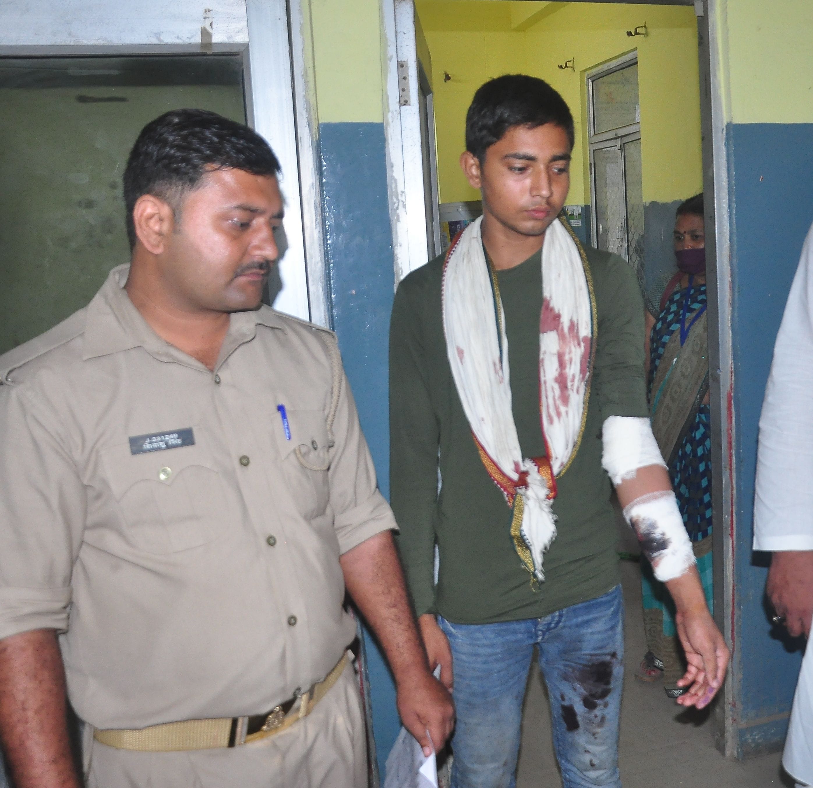 मानधाता के नूरपुर में गोली लगने से घायल किशोर को अस्पताल लेकर पहुंचा सिपाही। संवाद मानधाता के नूरपुर में गोली लगने से घायल किशोर को अस्पताल लेकर पहुंचा सिपाही। संवाद