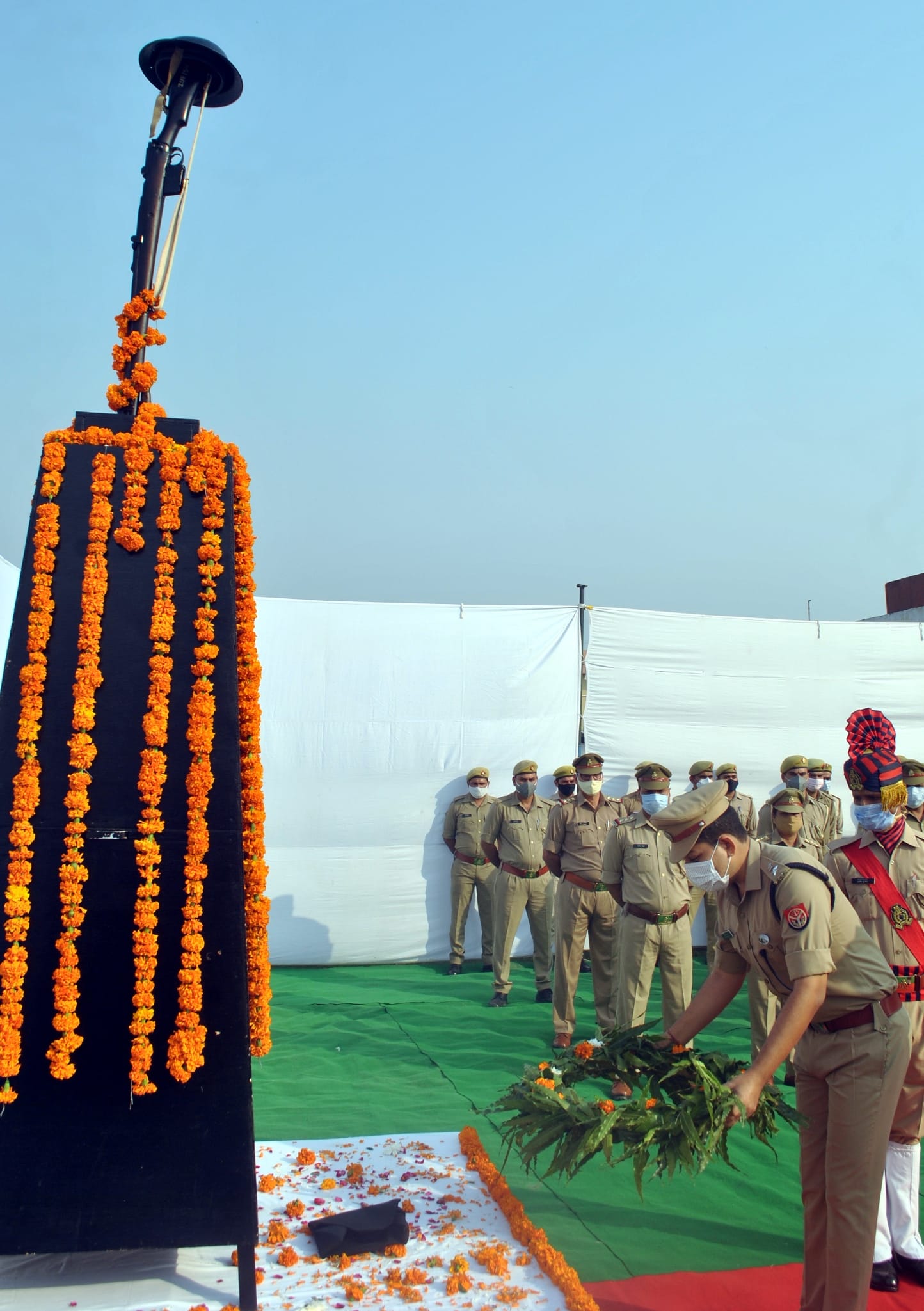 शामली पुलिस लाइन में स्मृति दिवस पर शहीदों को श्रद्धांजलि देते एसपी