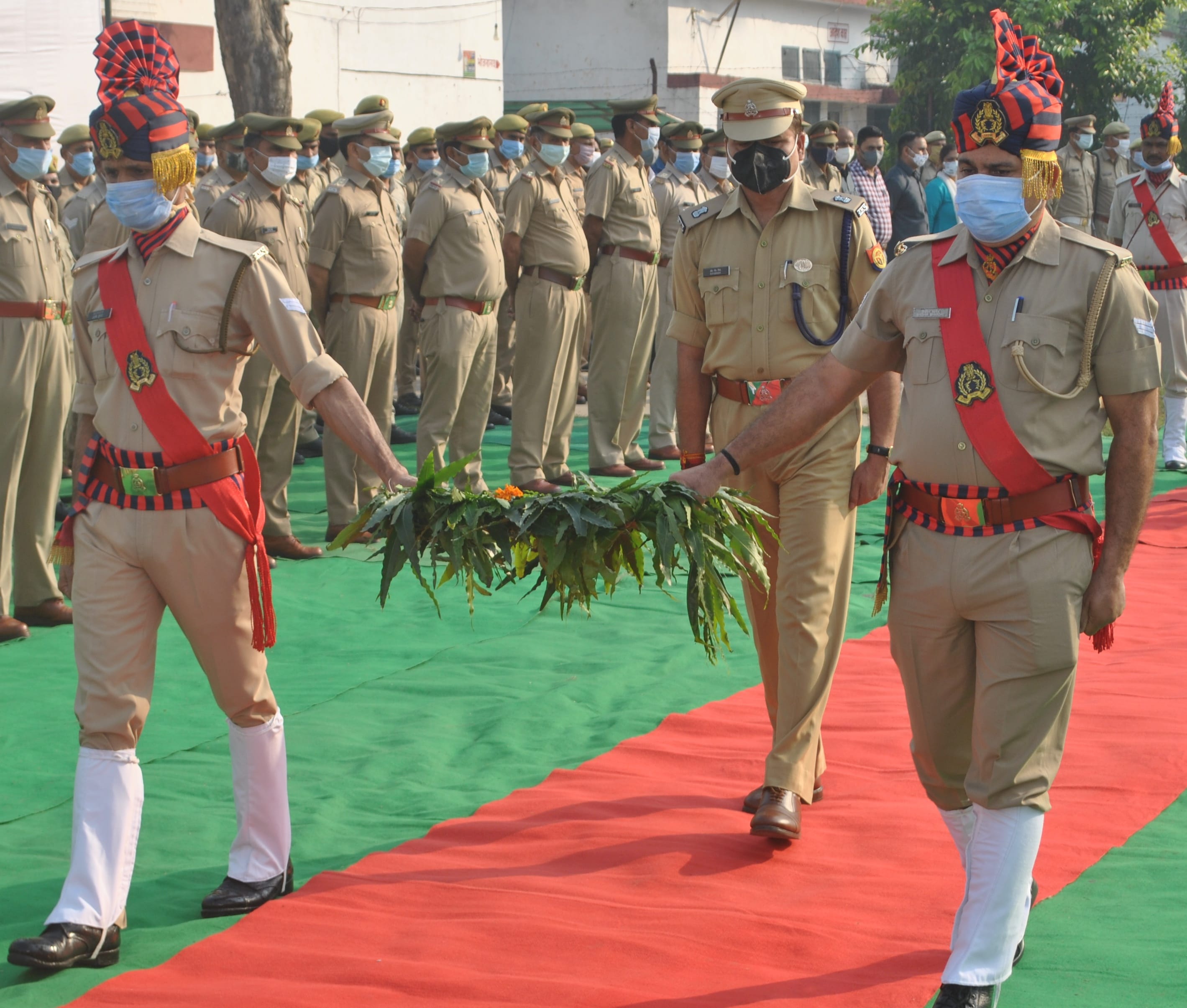 शामली पुलिस लाइन में स्मृति दिवस पर  पुष्पचक्र के साथ शहीदो को श्रद्धांजलि देने जाते एएसपी ओपी सि