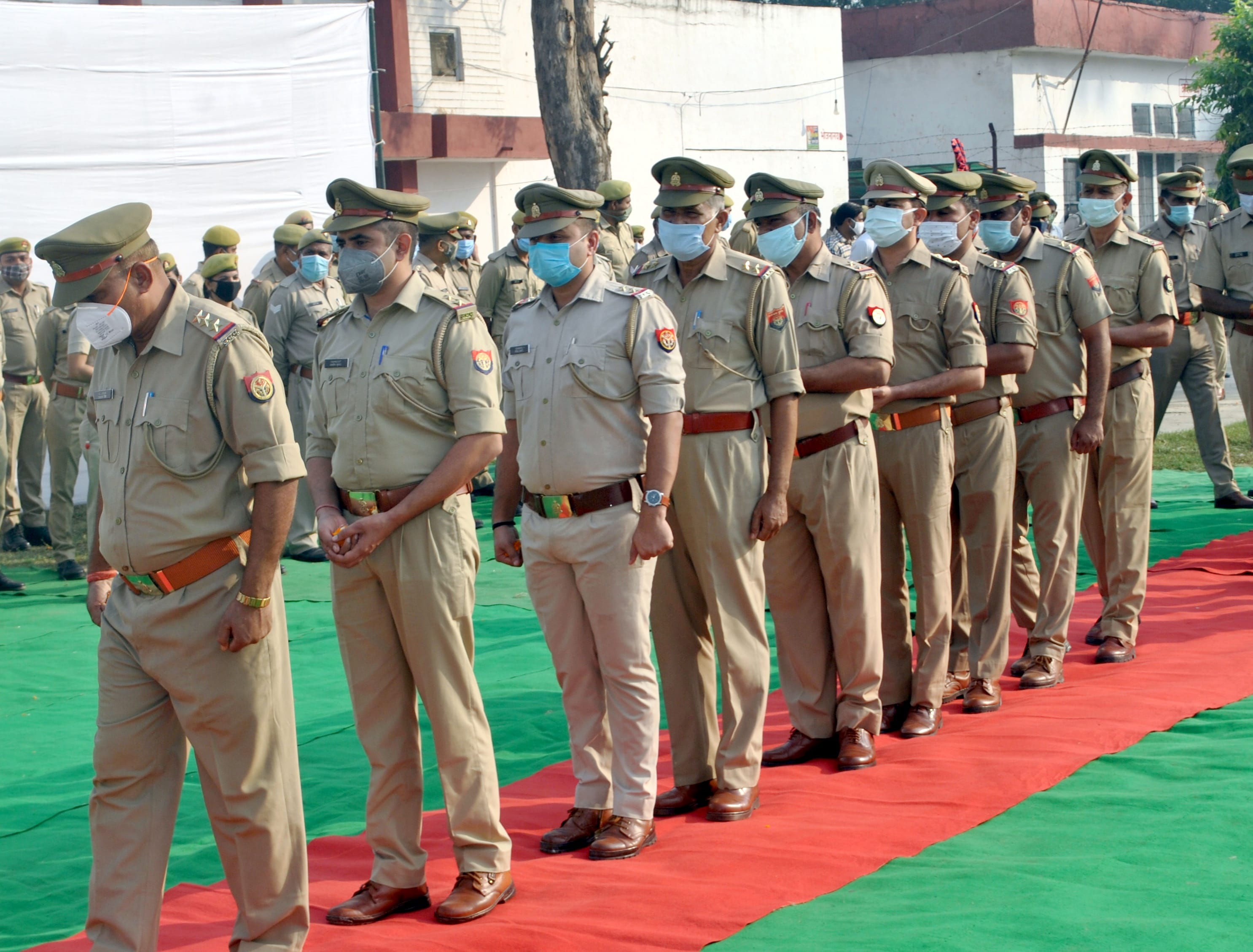 शामली पुलिस लाइन में स्मृति दिवस पर शहीदों को श्रद्धांजलि देते पुलिसकर्मी।
