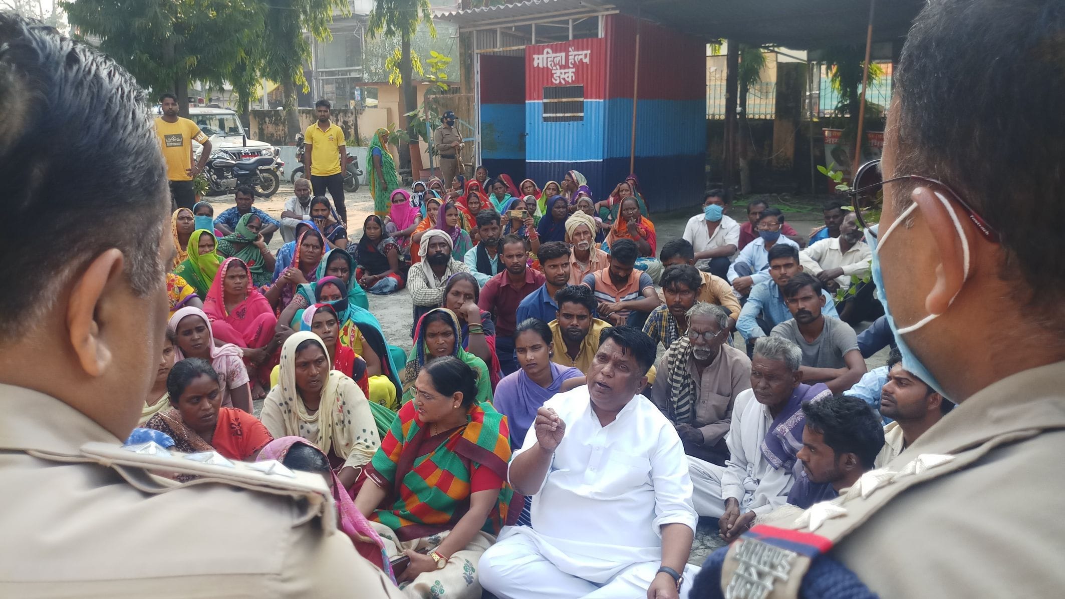 सितारगंज कोतवाली में सांकेतिक धरना देते पूर्व विधायक नारायण पाल व ग्रामीण। सितारगंज कोतवाली में सांकेतिक धरना देते पूर्व विधायक नारायण पाल व ग्रामीण।