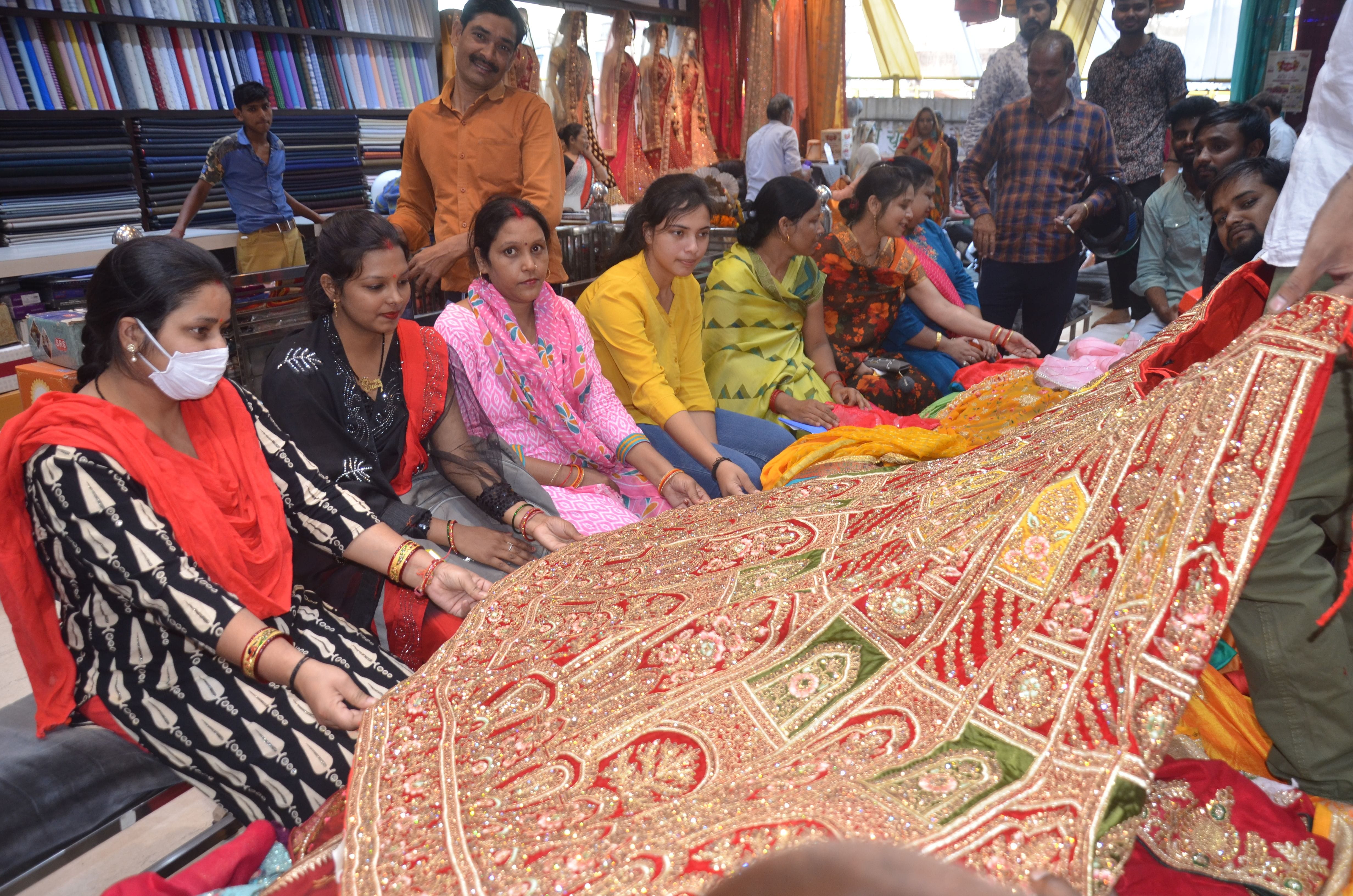 साड़ी शोरूम में करवा चौथ को लेकर साड़ियां पसंद करतीं महिलाएं। साड़ी शोरूम में करवा चौथ को लेकर साड़ियां पसंद करतीं महिलाएं।