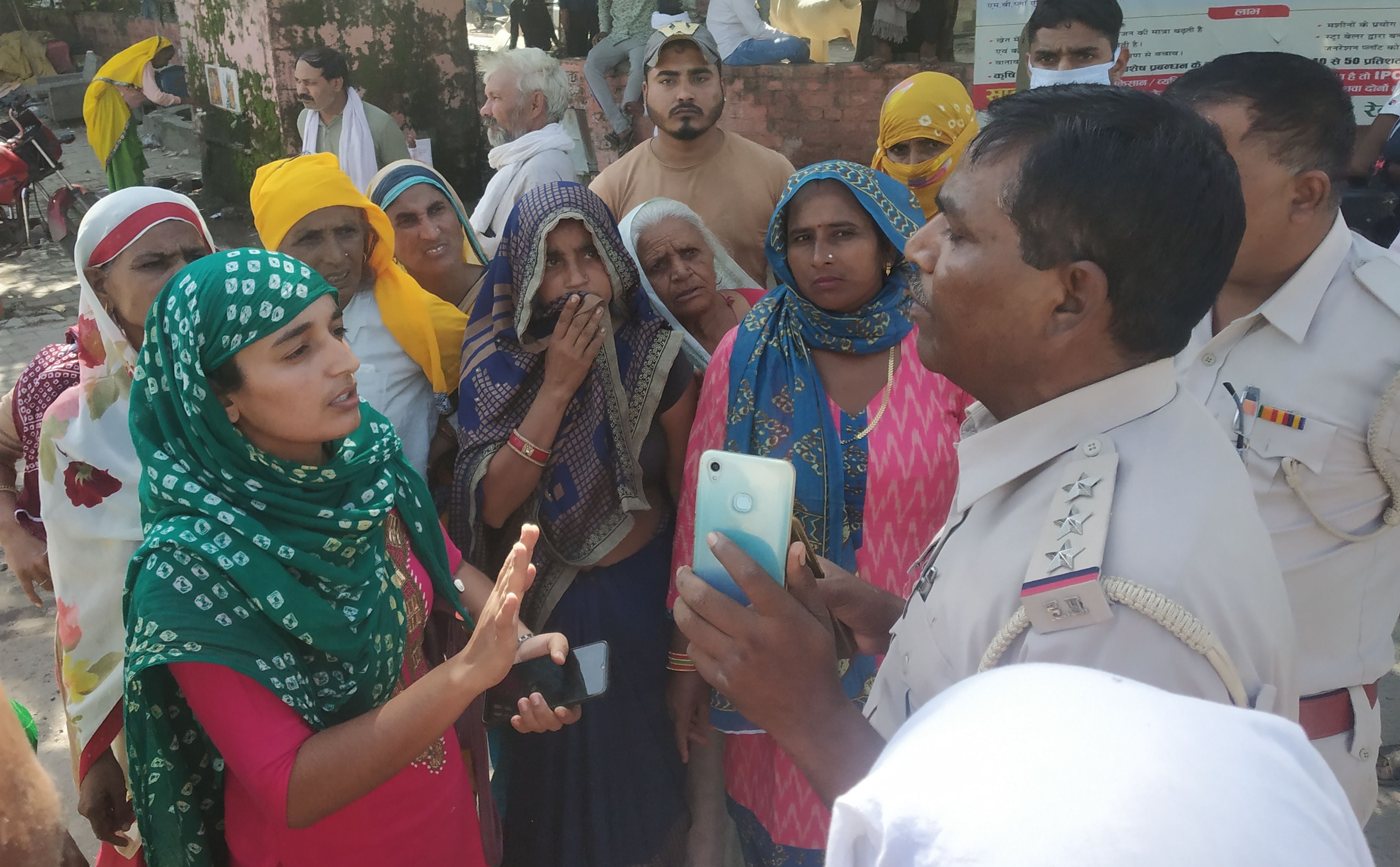 जाम लगा रही महिलाओं को समझाते पुलिस अधिकारी। संवाद जाम लगा रही महिलाओं को समझाते पुलिस अधिकारी। संवाद