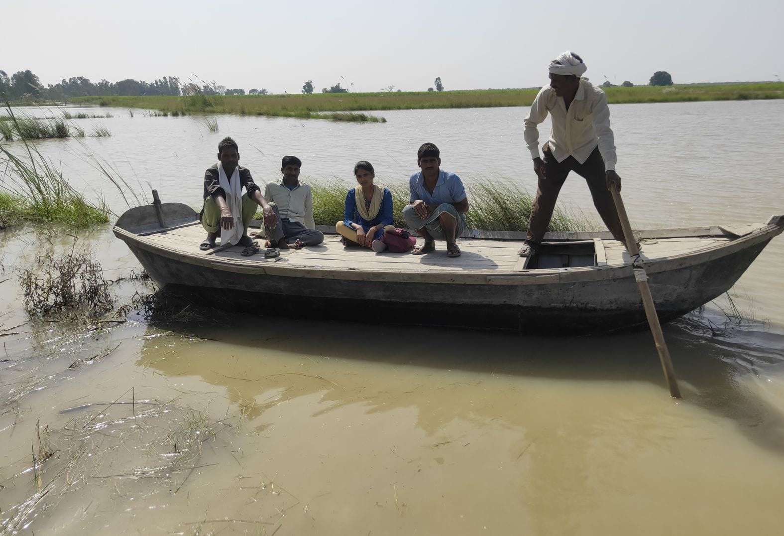 नाव से जाते जोगराजपुर गांव के लोग। संवाद
