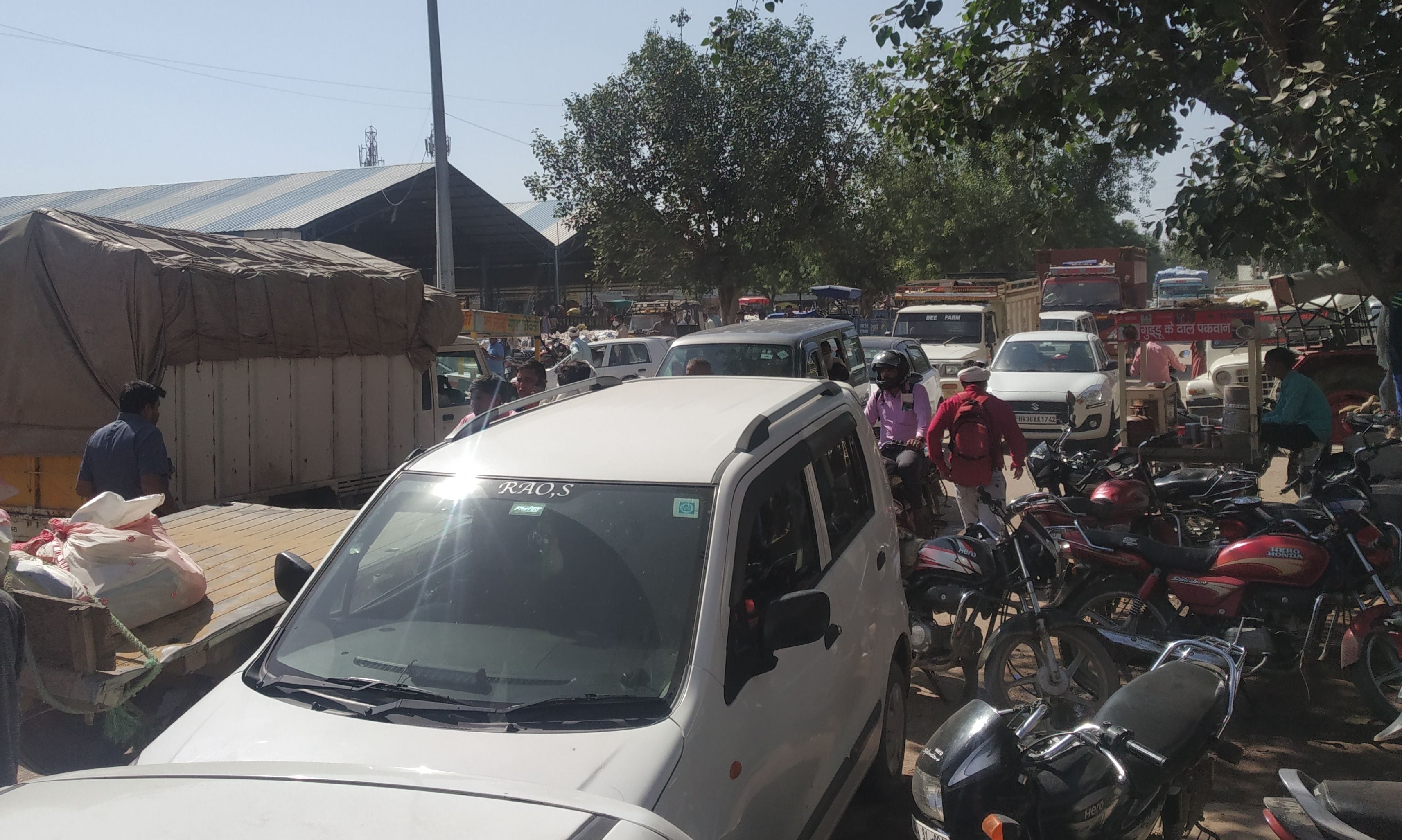 महिलाओं के रोड जाम करने से अनाज मंडी में फंसे वाहन। संवाद महिलाओं के रोड जाम करने से अनाज मंडी में फंसे वाहन। संवाद