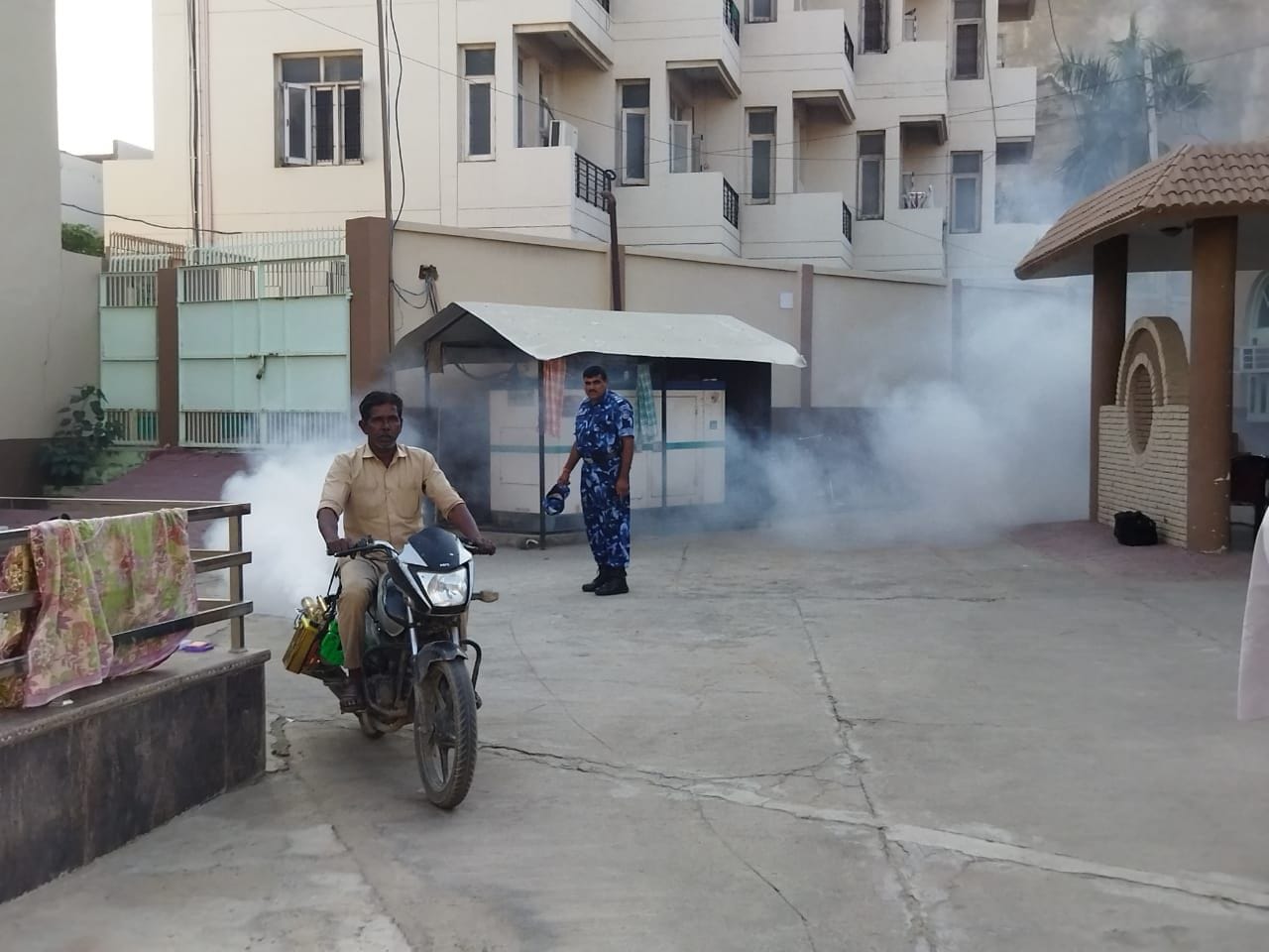 उपायुक्त के आदेशों के बाद जाट धर्मशाला में फोगिंग करते कर्मचारी उपायुक्त के आदेशों के बाद जाट धर्मशाला में फोगिंग करते कर्मचारी