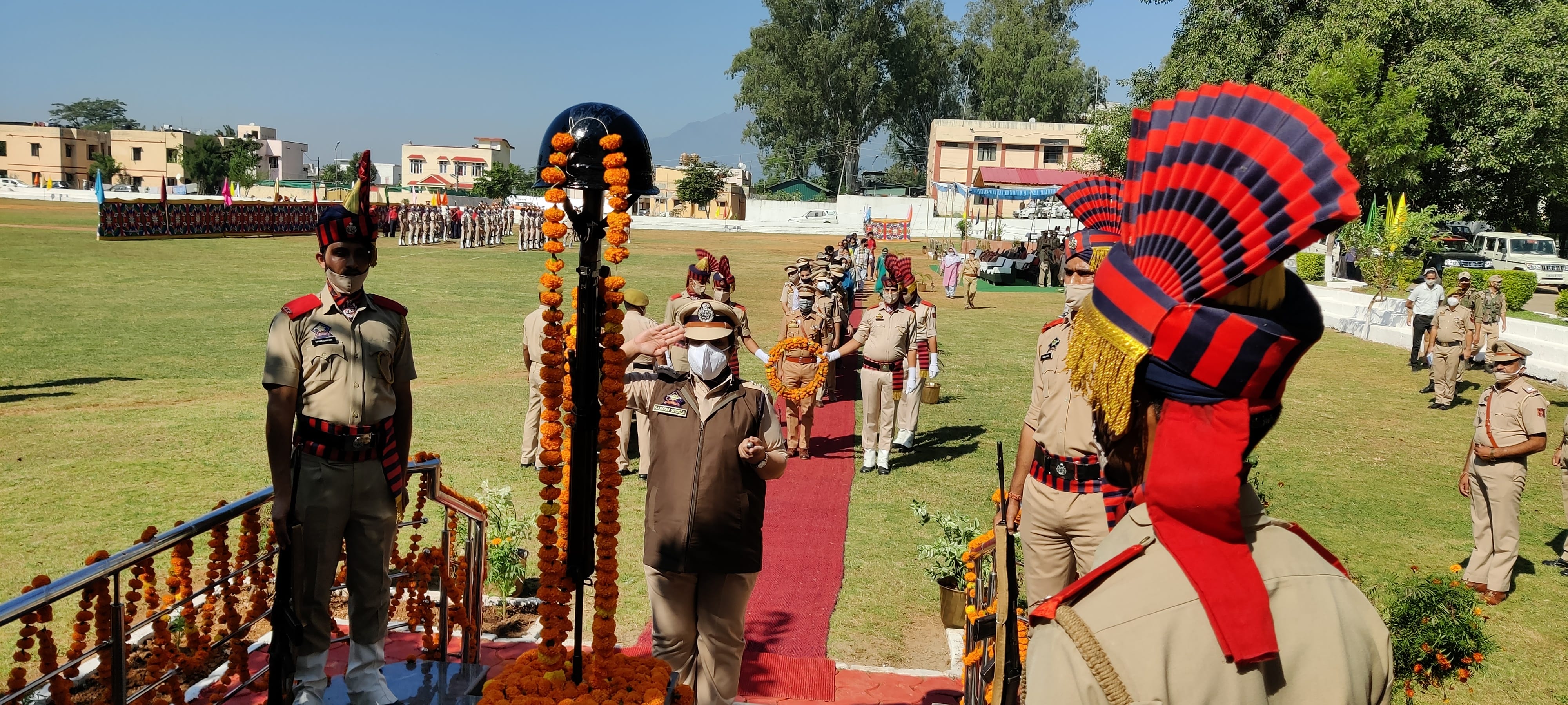 उधमपुर में जिला पुलिस लाइन के अंदर पुलिस शहीदी दिवस पर आयोजित कार्यक्रम में मौजूद पुलिस अधिकारी उधमपुर में जिला पुलिस लाइन के अंदर पुलिस शहीदी दिवस पर आयोजित कार्यक्रम में मौजूद पुलिस अधिकारी