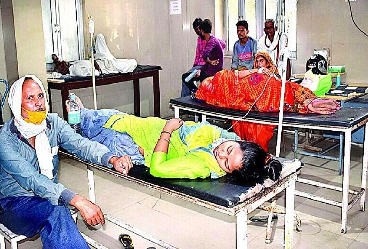 मैनपुरी जिला अस्पताल में भर्ती बुखार के मरीज