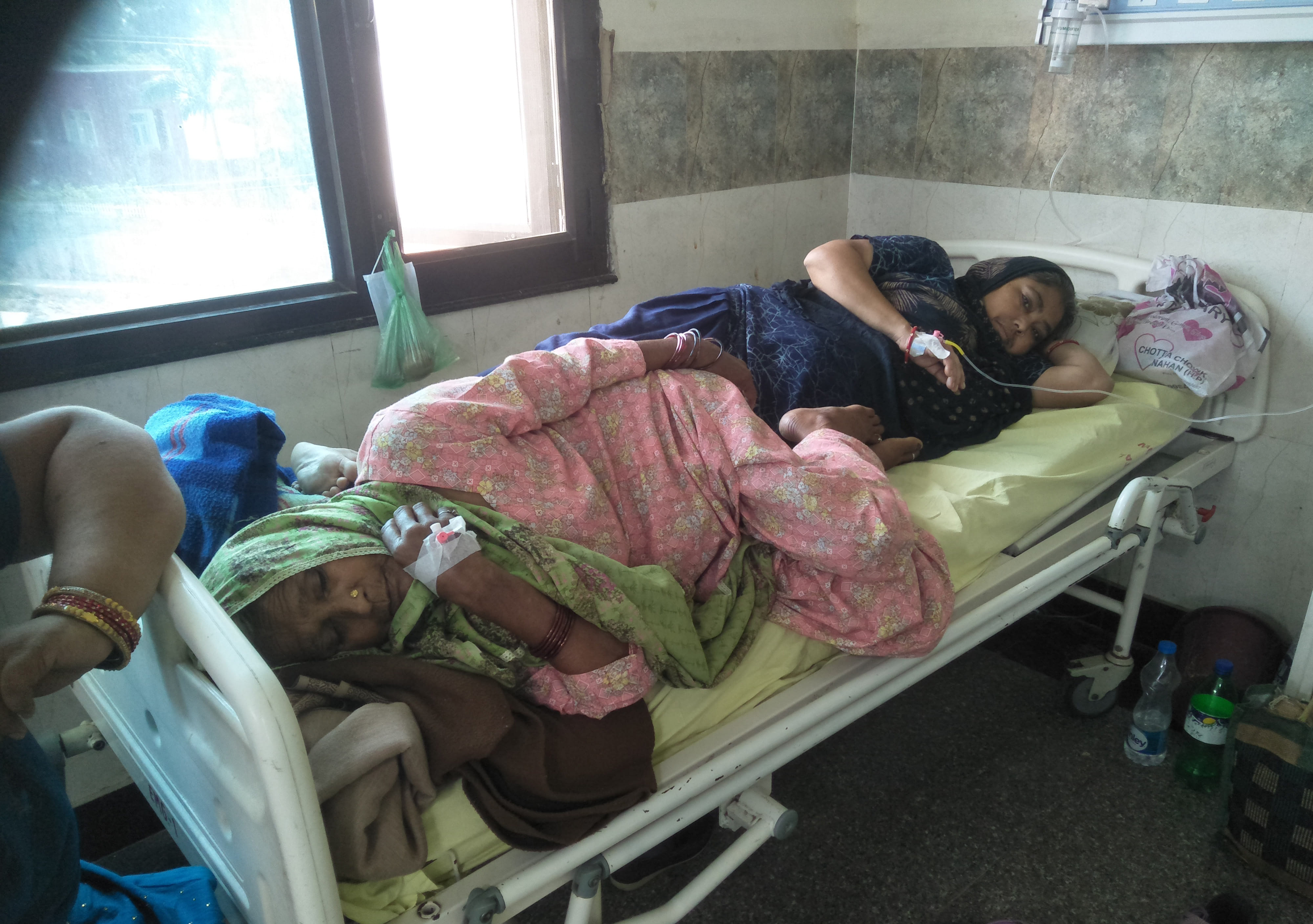 अंबाला छावनी के नागरिक अस्पताल स्थित आइपीडी ब्लॉक में एक बैड पर लेटी बुखार से पीड़ित माम कौर व अं?