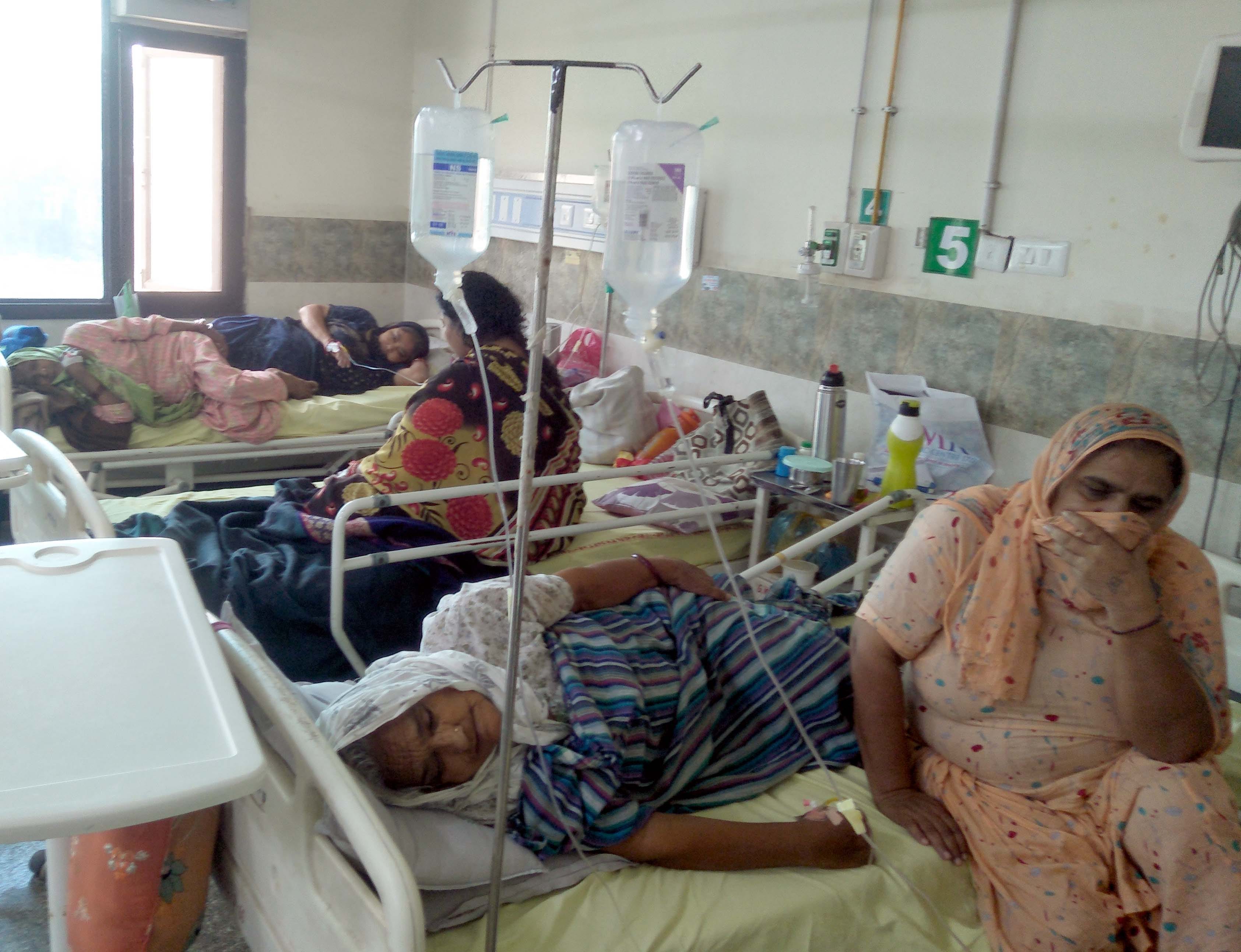 अंबाला छावनी के नागरिक अस्पताल स्थित आइपीडी ब्लाक में एक एक बैड पर लेटे बुखार के मरीज।