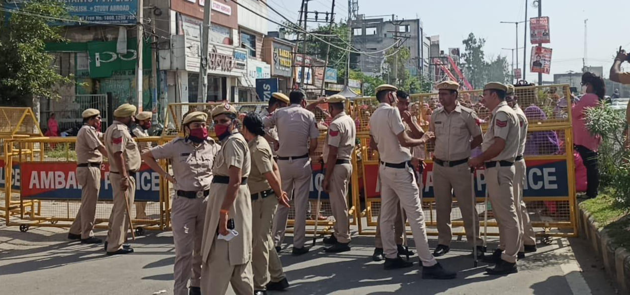 विधायक की कोठी के बाहर तैनात पुलिस बल। विधायक की कोठी के बाहर तैनात पुलिस बल।