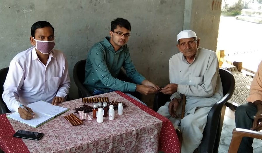 कैराना के गांव मवी में बुखार के मरीजों को दवा वितरित करती स्वास्थ्य विभाग की टीम।