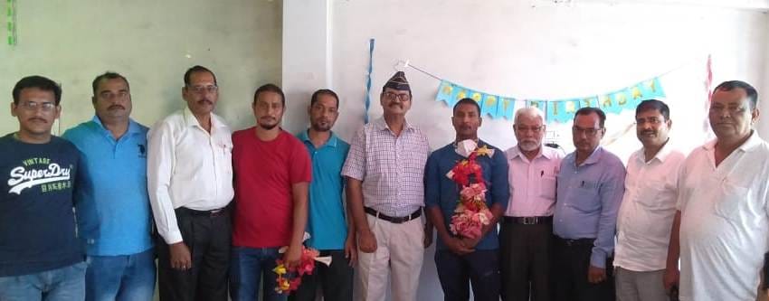 बनबसा गौरव सेनानी कल्याण समिति कार्यक्रम में नए जुड़े सदस्यों का स्वागत करते पदाधिकारी। संवाद