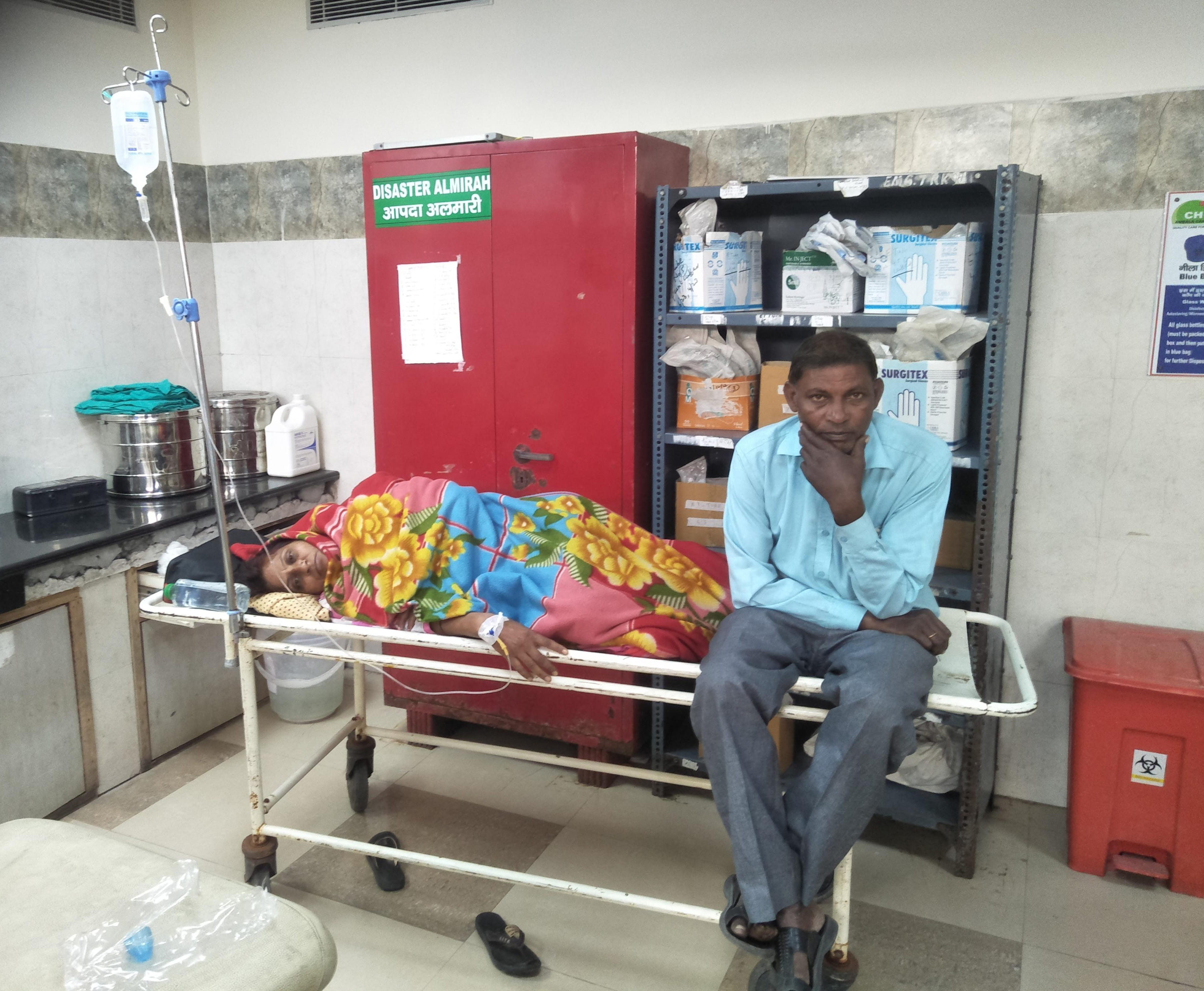 ंबाला छावनी के नागरिक अस्पताल स्थित इमरजेंसी वार्ड में स्ट्रेचर पर लेटी बुखार से पीड़ित महिला र?