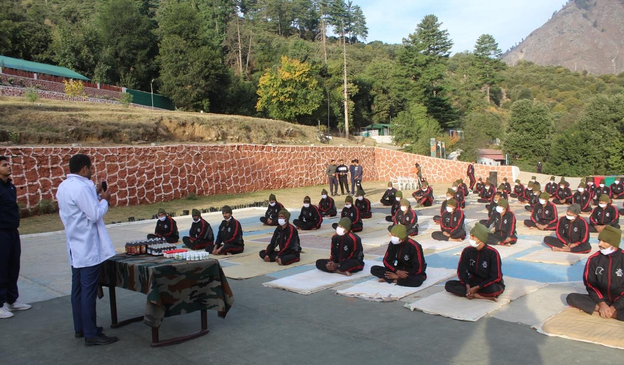 फोटो..किश्तवाड़ के सेना केंप डूल में आयुष द्वारा कार्यक्रम आयोजित