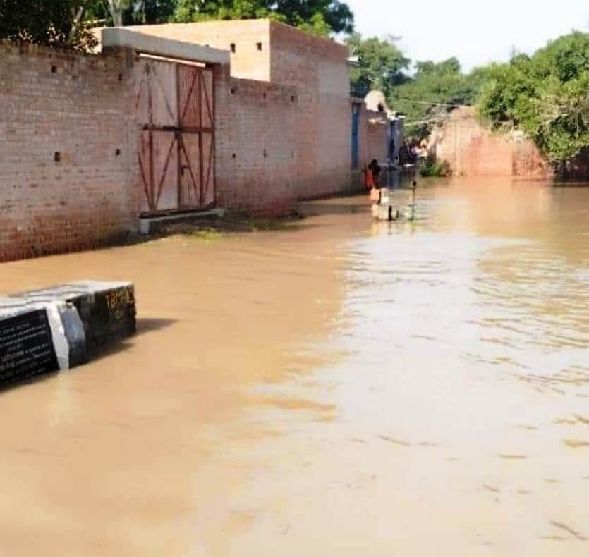 कासगंज के दतलाना गांव में आबादी तक पहुंचा गंगा की बाढ़ का पानी कासगंज के दतलाना गांव में आबादी तक पहुंचा गंगा की बाढ़ का पानी