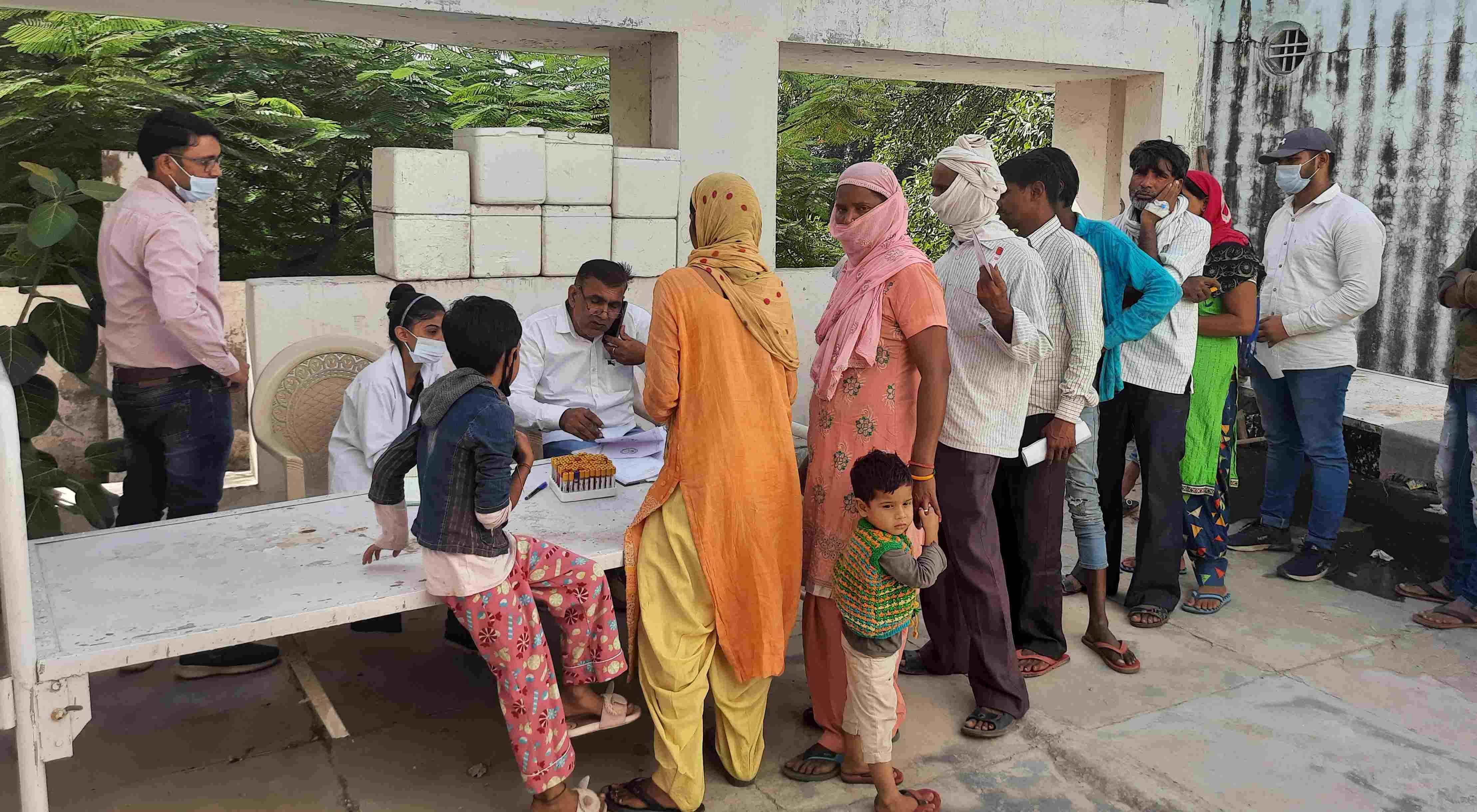 जिला अस्पताल में डेंगू लैब के बाहर रक्त जांच कराने के लिए लगी मरीजों की लाइन। संवाद