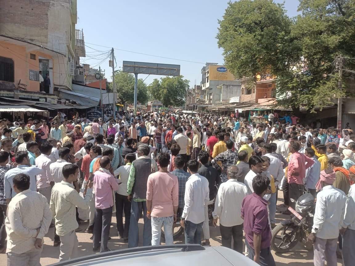महरौनी में सड़क पर लगी किसानों की भीड़