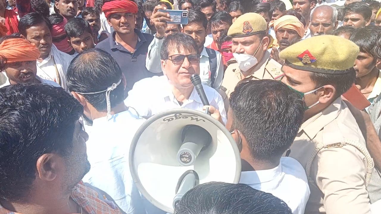 ललितपुर। महरौनी में किसानों को समझाते एसडीएम