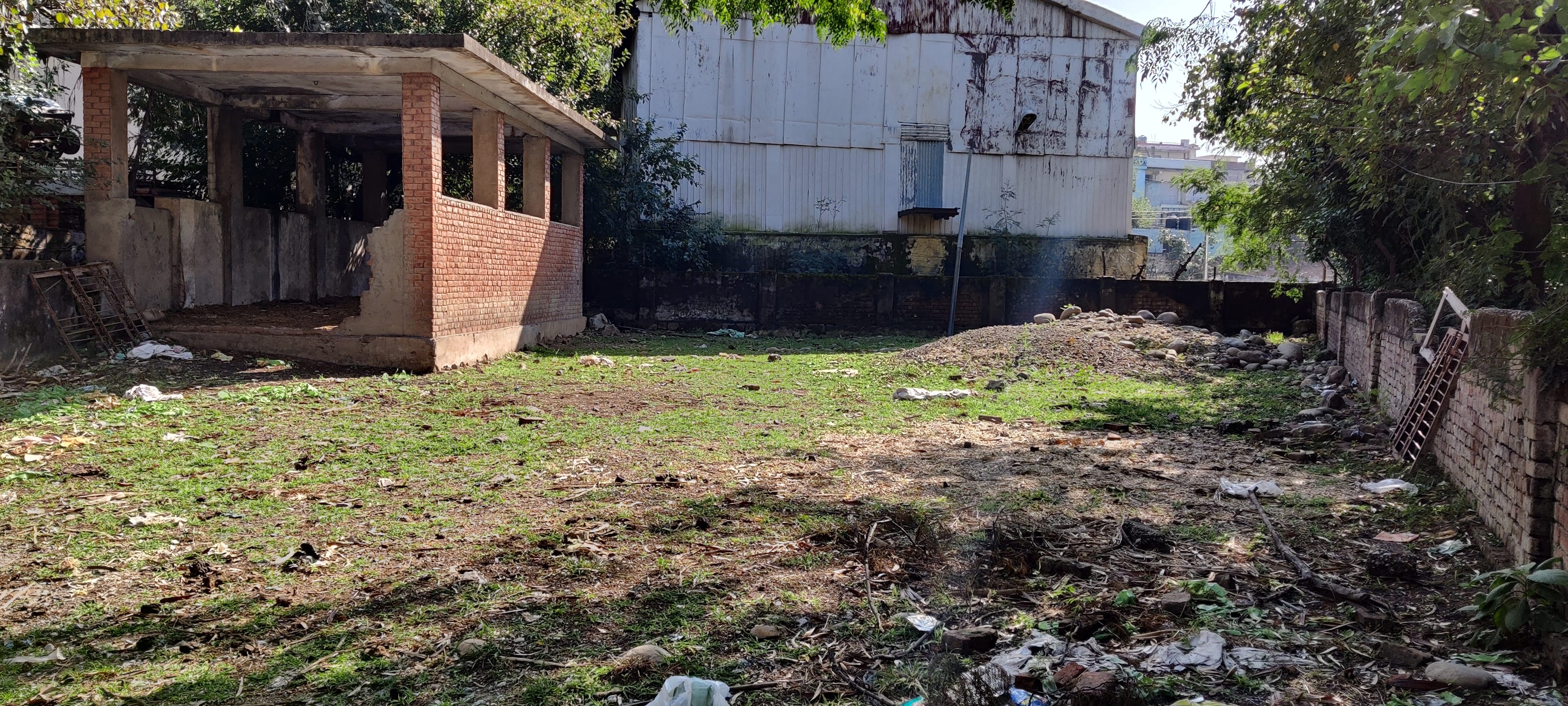 उधमपुर शहर में कई वर्षों से बदहाल पड़ा नगर परिषद का कैटल पांड उधमपुर शहर में कई वर्षों से बदहाल पड़ा नगर परिषद का कैटल पांड