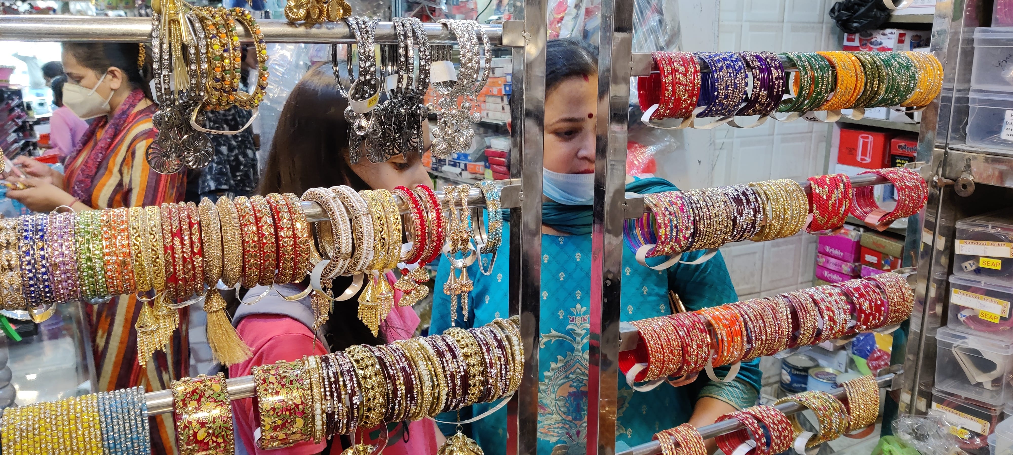 उधमपुर शहर में करवाचौथ को लेकर चूड़ियो की खरीदारी करती महिलाएं उधमपुर शहर में करवाचौथ को लेकर चूड़ियो की खरीदारी करती महिलाएं