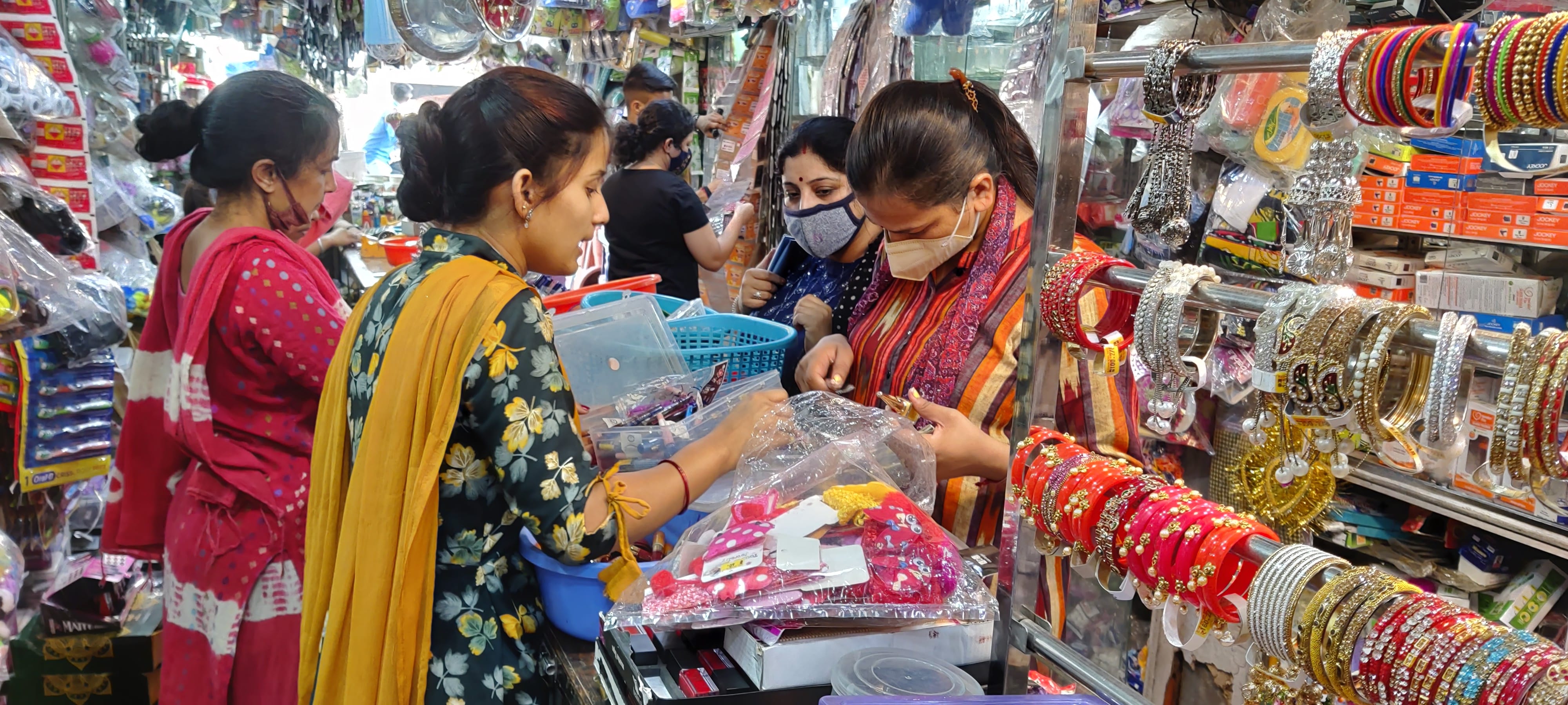 उधमपुर शहर में करवाचौथ को लेकर चूड़ियो की खरीदारी करती महिलाएं उधमपुर शहर में करवाचौथ को लेकर चूड़ियो की खरीदारी करती महिलाएं