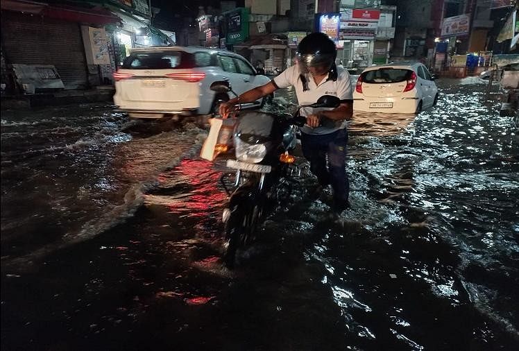 झज्जर में बारिश के कारण सड़कों पर हुआ जलभराव।