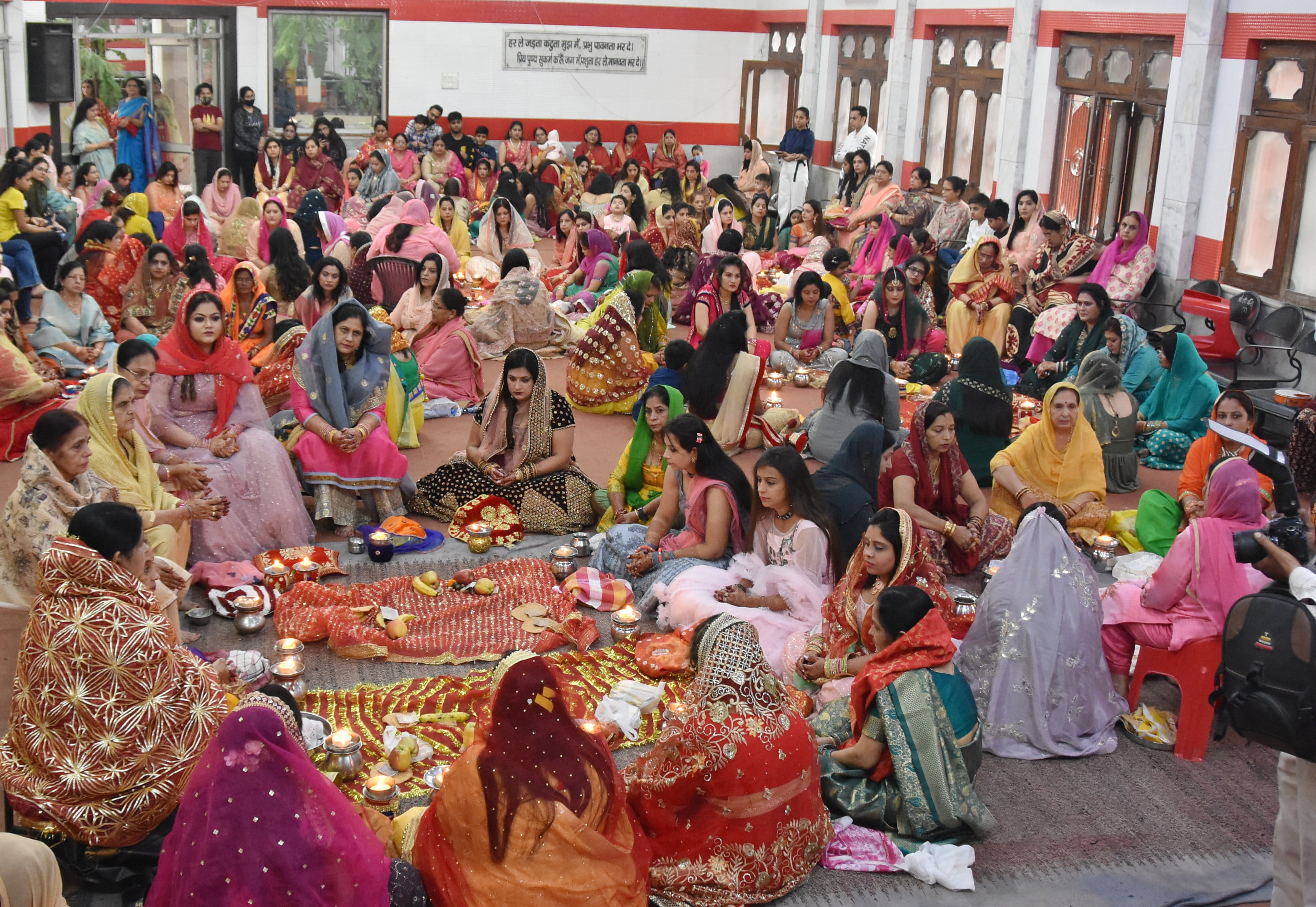 करवा चौथ पर हरि मन्दिर में पूजा अर्चना करती सुहागने