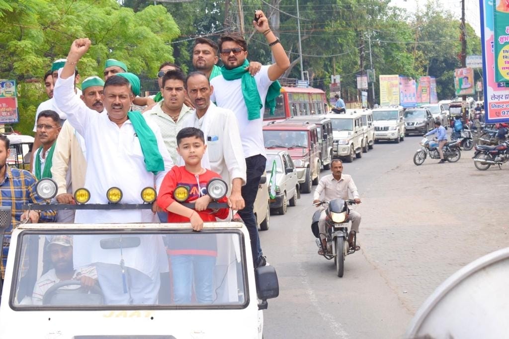 बिजनौर में अस्थि कलश यात्रा निकालते भाकियू कार्यकर्ता। बिजनौर में अस्थि कलश यात्रा निकालते भाकियू कार्यकर्ता।
