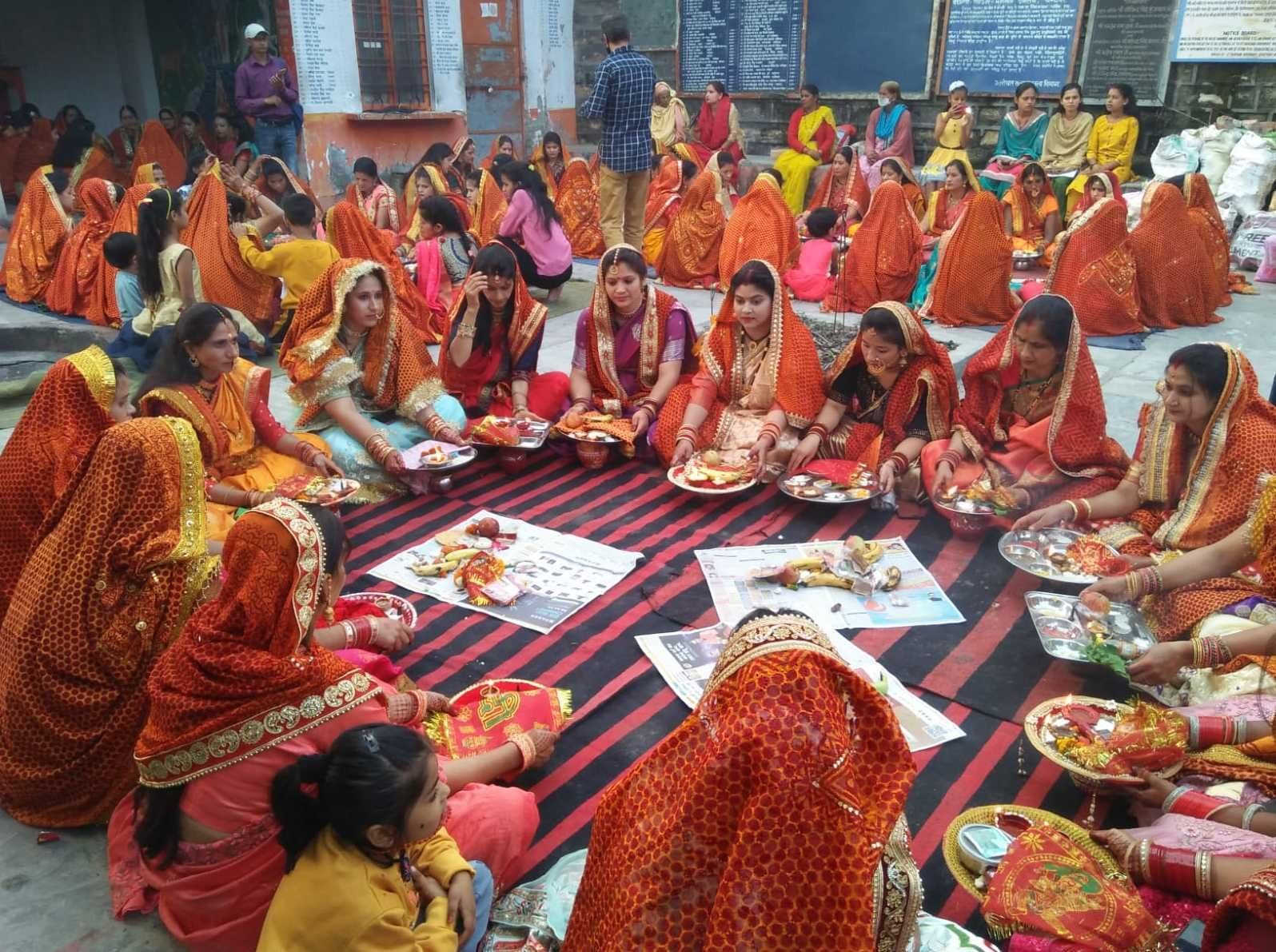बागेश्वर के बागनाथ मंदिर परिसर में करवाचौथ पूजन करतीं महिलाएं। संवाद न्यूज एजेंसी बागेश्वर के बागनाथ मंदिर परिसर में करवाचौथ पूजन करतीं महिलाएं। संवाद न्यूज एजेंसी
