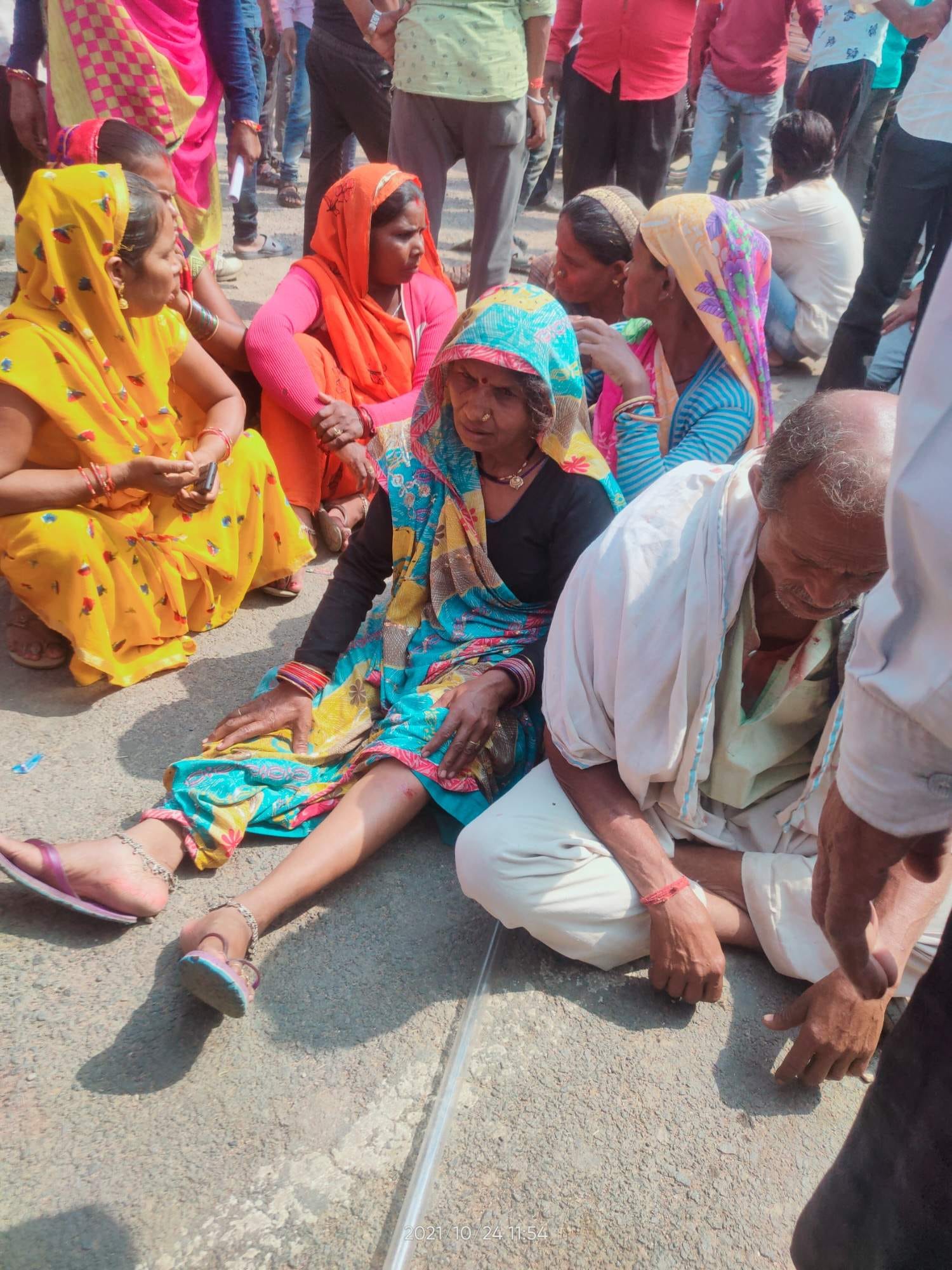 जमीनपर बैठी चुटहिल महिला