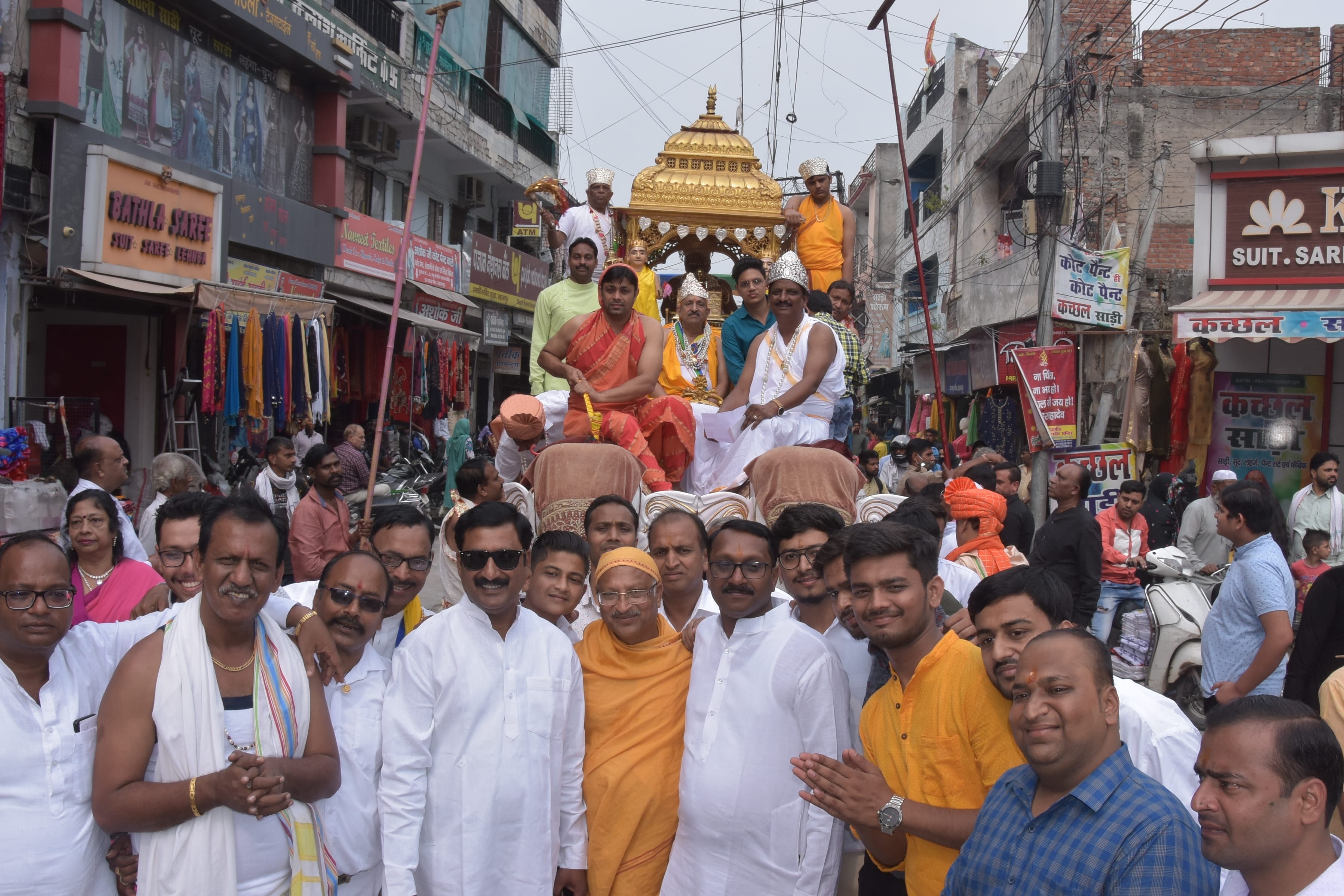 जैन बाग से निकली श्रीजी की शोभा यात्रा में नाचते गाते जैन समाज के लोग जैन बाग से निकली श्रीजी की शोभा यात्रा में नाचते गाते जैन समाज के लोग