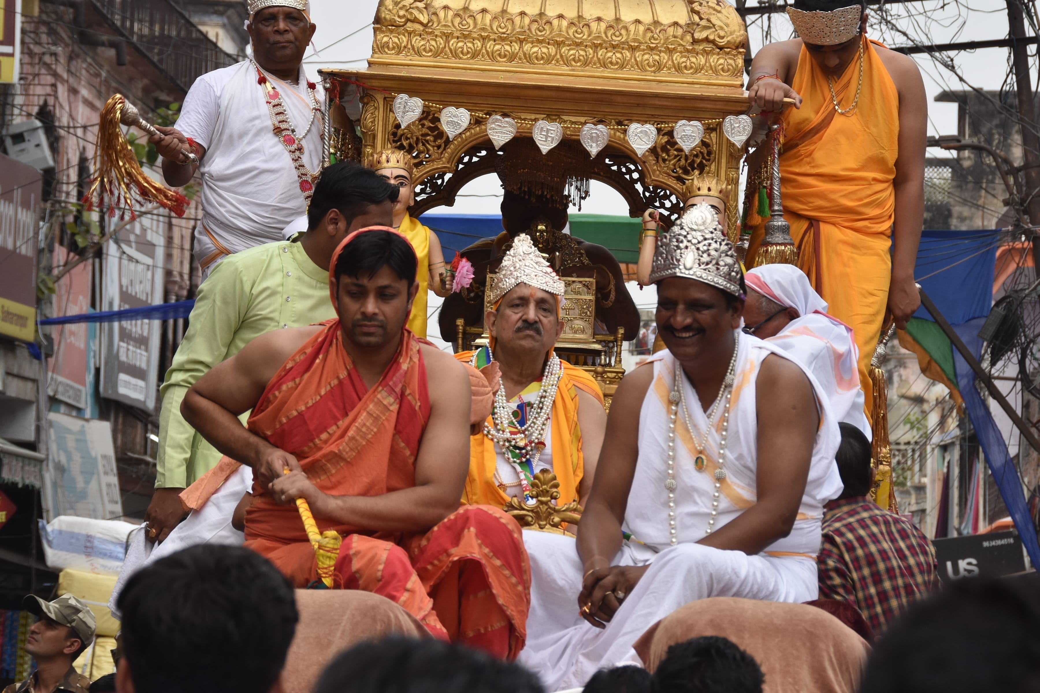 जैन बाग से निकली श्रीजी की शोभा यात्रा में नाचते गाते जैन समाज के लोग जैन बाग से निकली श्रीजी की शोभा यात्रा में नाचते गाते जैन समाज के लोग