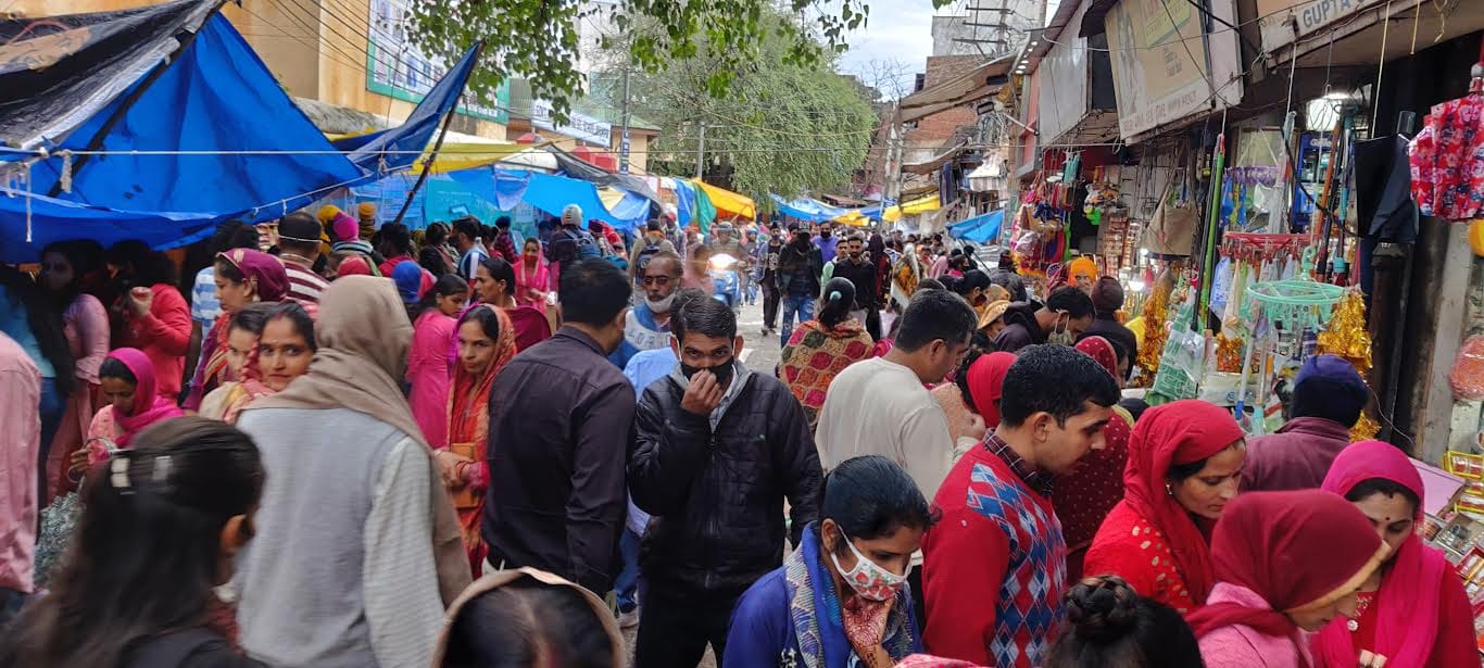 करवाचौथ पर बाजारों में उमडी भीड करवाचौथ पर बाजारों में उमडी भीड