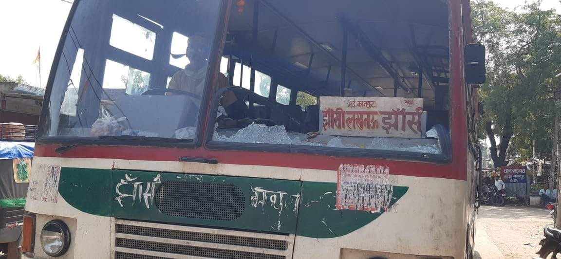 क्षतिग्रस्त रोडवेज बस