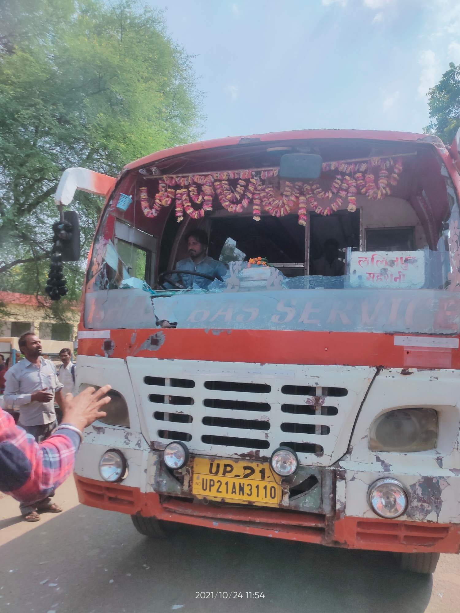 क्षतिग्रस्त निजी बस