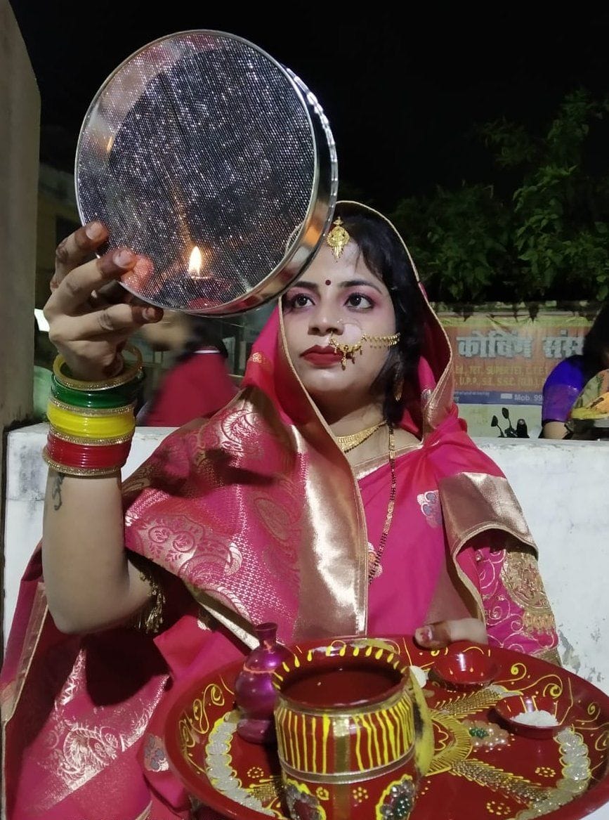 बलीपुर में करवा चौथ पर पूजा के बाद चांद का दीदार करती सुहागिन। संवाद बलीपुर में करवा चौथ पर पूजा के बाद चांद का दीदार करती सुहागिन। संवाद