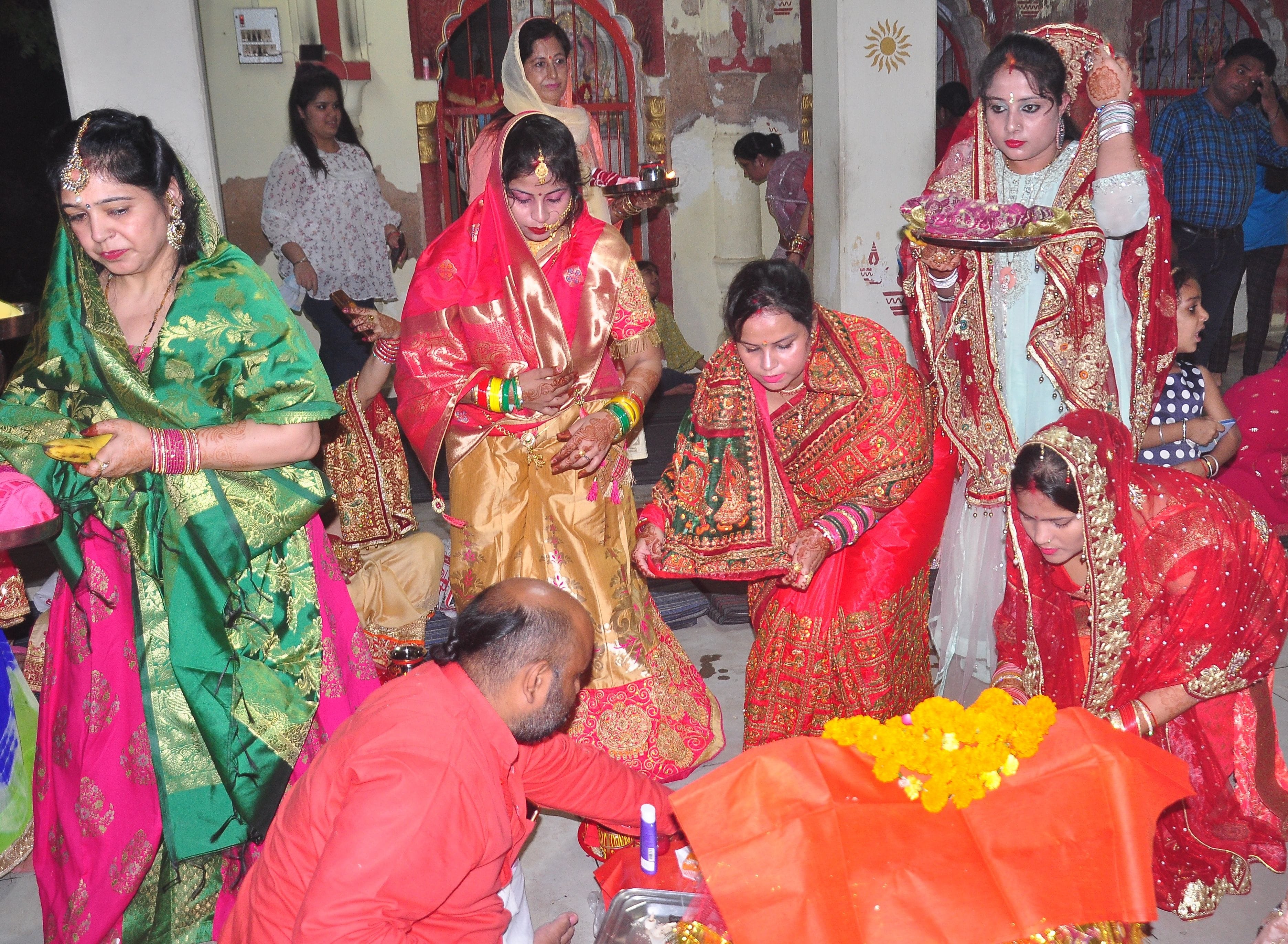 बलीपुर दुर्गा मंदिर में पूजन करती सुहागिनें। संवाद बलीपुर दुर्गा मंदिर में पूजन करती सुहागिनें। संवाद