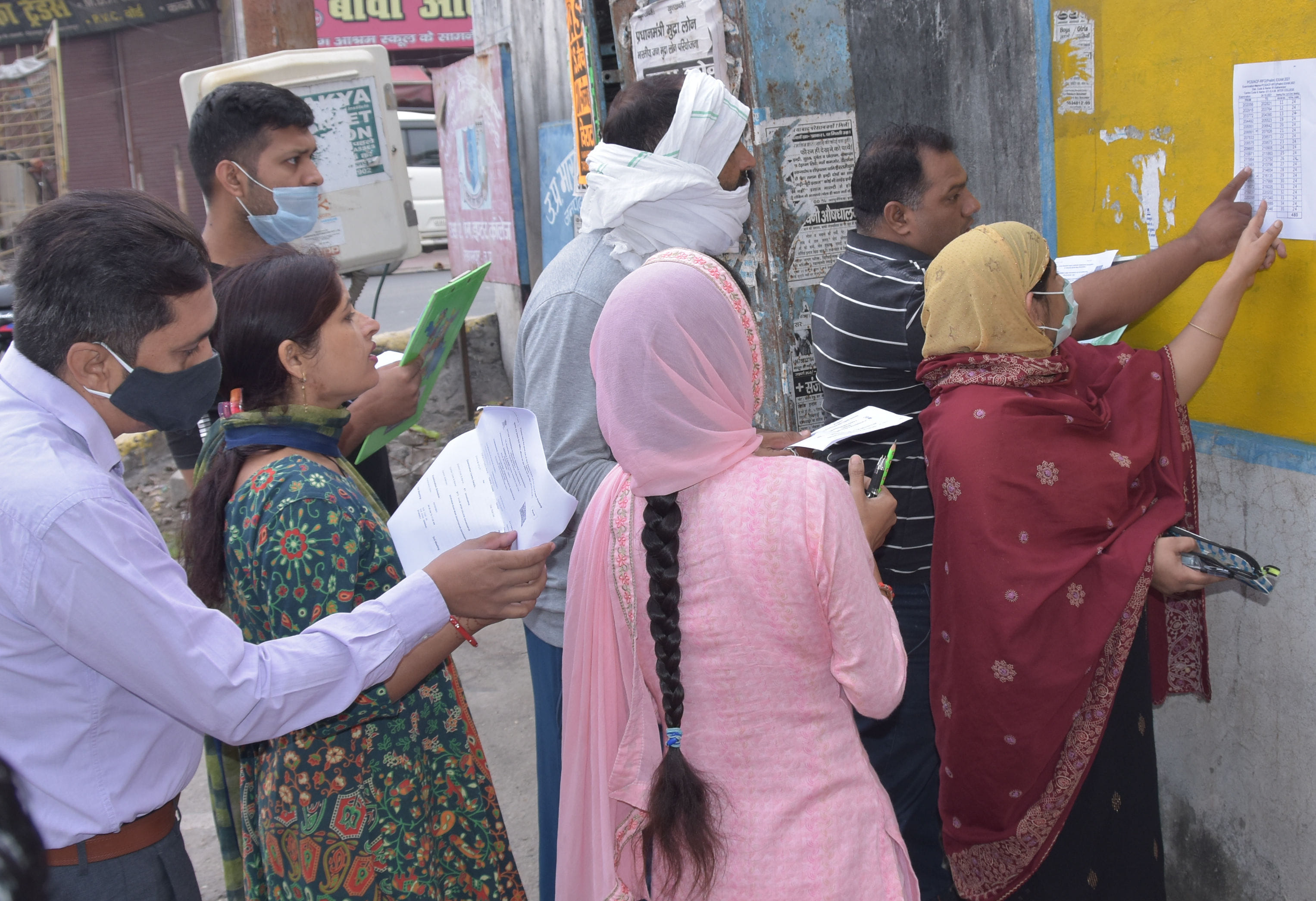 यूपीपीसीएस की परीक्षा के दौरान लिस्ट देखते अभियार्थी यूपीपीसीएस की परीक्षा के दौरान लिस्ट देखते अभियार्थी
