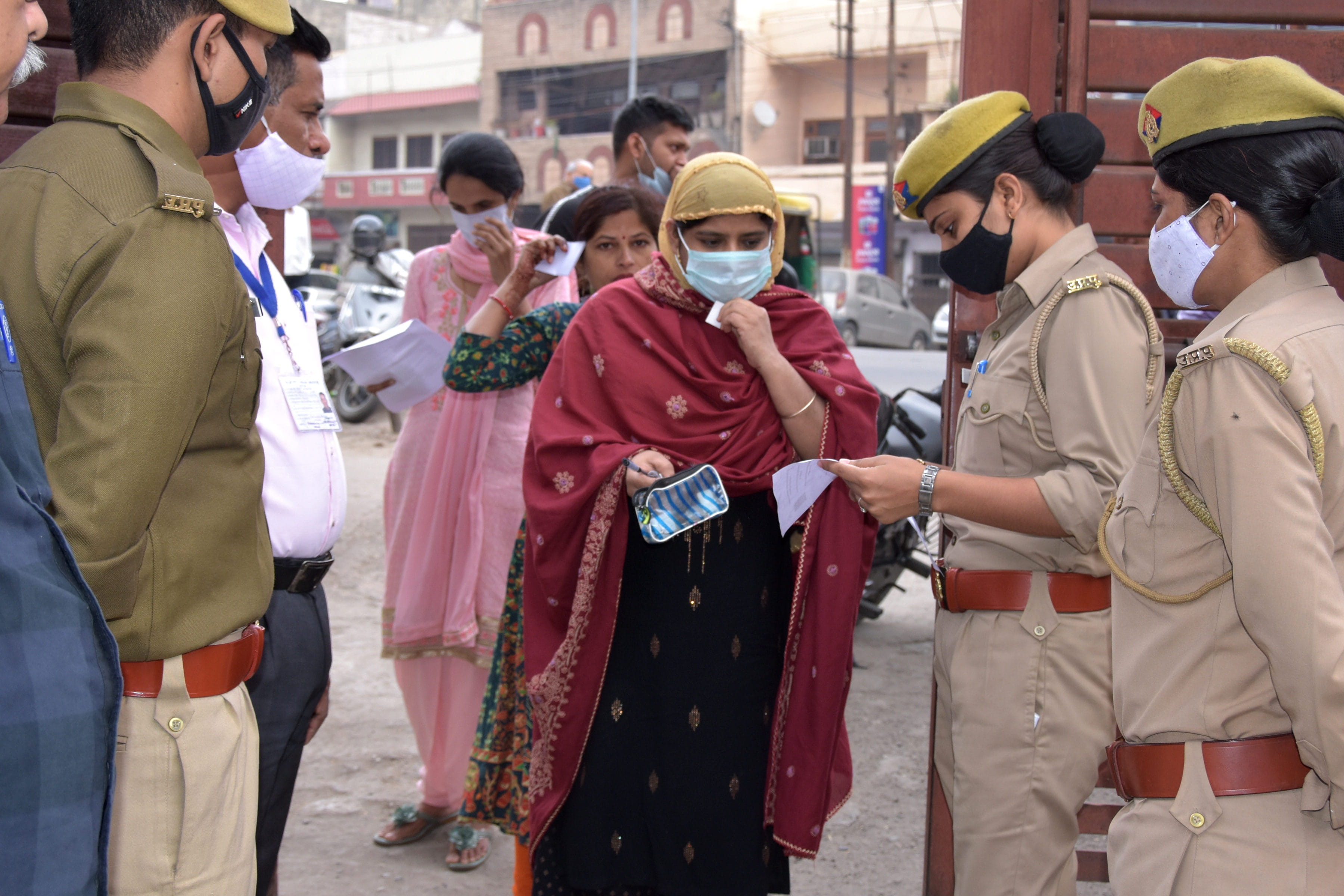 एसएएम इंटर कॉलेज में यूपीपीसीएस की परीक्षा के दौरान चेकिंग करते पुलिस कर्मी एसएएम इंटर कॉलेज में यूपीपीसीएस की परीक्षा के दौरान चेकिंग करते पुलिस कर्मी
