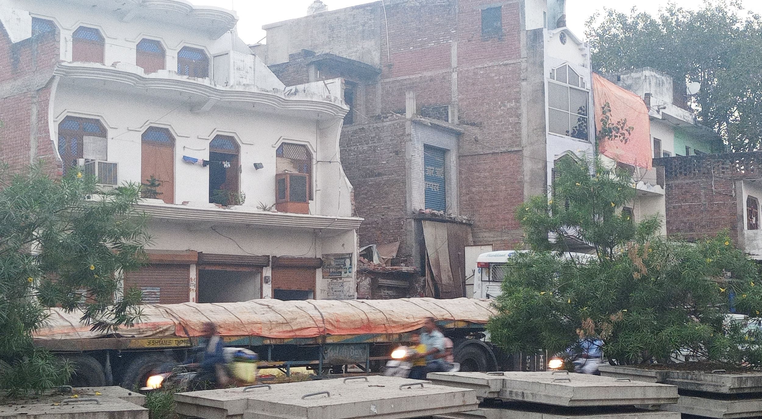 हाइवे निर्माण में गिराने के लिए चिंहित मकान। संवाद हाइवे निर्माण में गिराने के लिए चिंहित मकान। संवाद