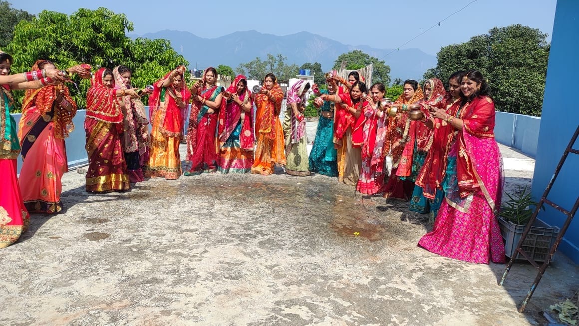 टनकपुर की कर्मचारी कॉलोनी में सामुहिक रूप से अर्ध्य देती व्रतधारी महिलाएं। विज्ञप्ति